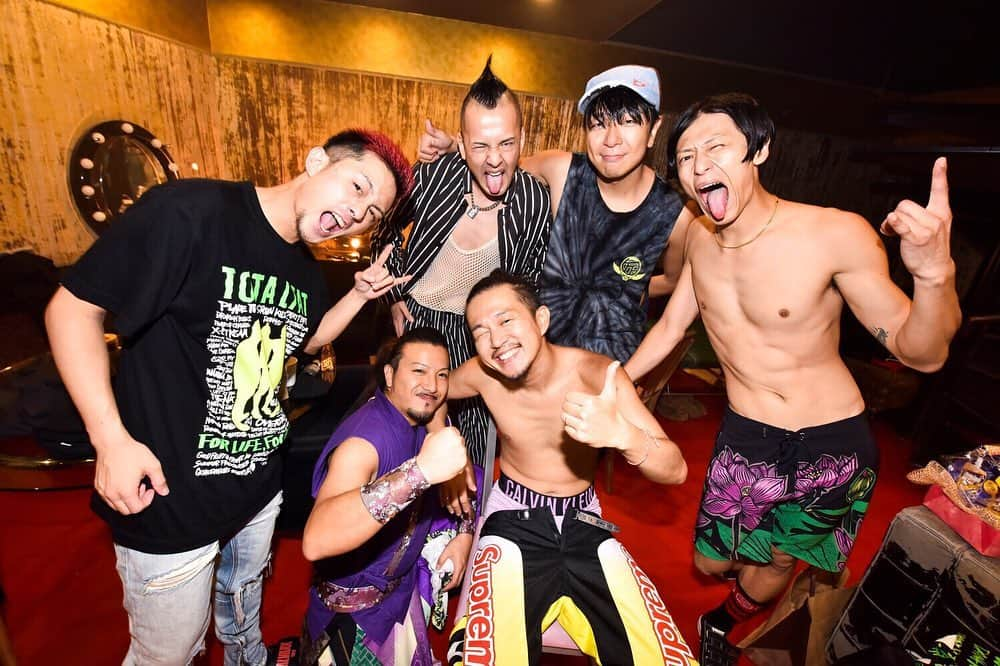 Jose さんのインスタグラム写真 - (Jose Instagram)「Kubotyファイナルライブ新木場COASTありがとう！  今後TOTALFATは三人で活動していくことになります。  今の気持ちとしては、 今までの歴史を語るより次に進む事を大切に生きたい。  そりゃ怖いし不安だし辛い気持ちもたくさんある。 だけどさ、もっと演りたい。 バンドをやっていたいんだよ。  早速新曲Give It Allを公開しました。  ここから始まる新しいTOTALFATの進む道、一緒に歩んでくれ。 これからもよろしく！  そしてKuboty15年間本当にありがとう！！！ 一生おれのギターヒーローだ！  @totalfat_kuboty  photo by @azusatakada_photographer」10月23日 18時44分 - jose.totalfat