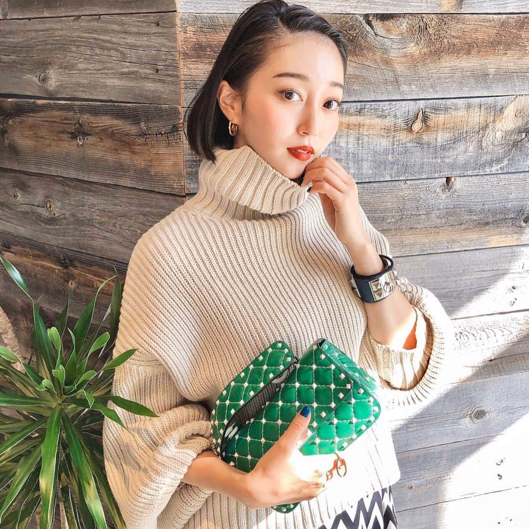 のインスタグラム：「ざっくりニット1枚で過ごせる季節が好き♡ 今日はポカポカお天気良かったね♡  #ootd#outfit#fashion #ファッション #コーディネート #titivate#ティティベイト #titivatestyle #ボリュームニット」