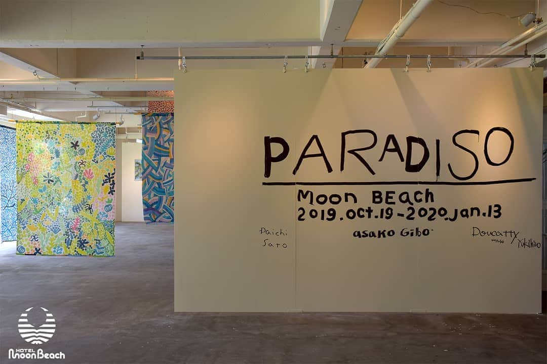 のインスタグラム：「ただいまホテル1階MBギャラリーにて「PARADISO」展を開催しております。ご宿泊のお客様、または外来のお客様もお気軽にお越し下さいませ。 #沖縄 #おきなわ #恩納村 #ホテルムーンビーチ #ムーンビーチホテル #ムーンビーチ #宜保朝子 #左刀大地 #田原幸浩 #田原琴子 #okinawa #onnavillage #moonbeach #artofmoon #mbgallery #giboasako #sato_daichi #doucatty」