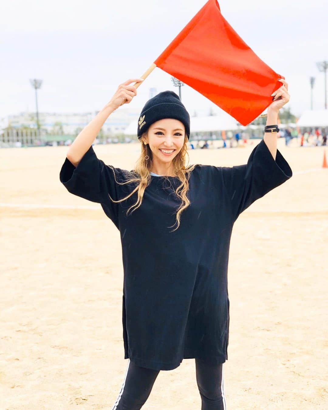 武田静加さんのインスタグラム写真 - (武田静加Instagram)「﻿ HAPPY...🏖❤️💛🧡💗﻿ (ここのプールが大好き)﻿ ﻿ ﻿ ﻿ ﻿ スポーツの日﻿ 2年連続　﻿ dinnovation presents建設運動会﻿ ゲストで呼んで頂いて﻿ 全力で楽しんできました😋💕﻿ ﻿ ﻿ お写真撮ってくださったり﻿ 声かけてくださったり﻿ 一緒に競技に混ぜていただいたり﻿ ありがとうございました😋✨﻿ 毎年超楽しくて﻿ 超HAPPY﻿ 少しだけYOGA.ストレッチ﻿  させて頂いてますので動画で是非😋✨﻿ ﻿ ーーーーーーーーーーーーーー﻿ LINE BLOG﻿ 2019年10月14日15日の記事に﻿ まとめてますので﻿ チェックしてみてください🙇‍♂️💛﻿ ﻿  ハイライト（SPORTS DAY）﻿ にたくさんアップしてるので﻿ 是非覗いてみてください🧡﻿ ーーーーーーーーーーーーーー﻿ ﻿ ﻿ #武田静加#モデル#ヨガインストラクター﻿ #hairmake#make#makeup#カラコン#ヘアメイク#メイクアップ#style#smile#happy#pool#プール#bikini#水着#石垣島#sports#運動会#スポーツの日#大阪」10月23日 18時50分 - takedashizuka0517