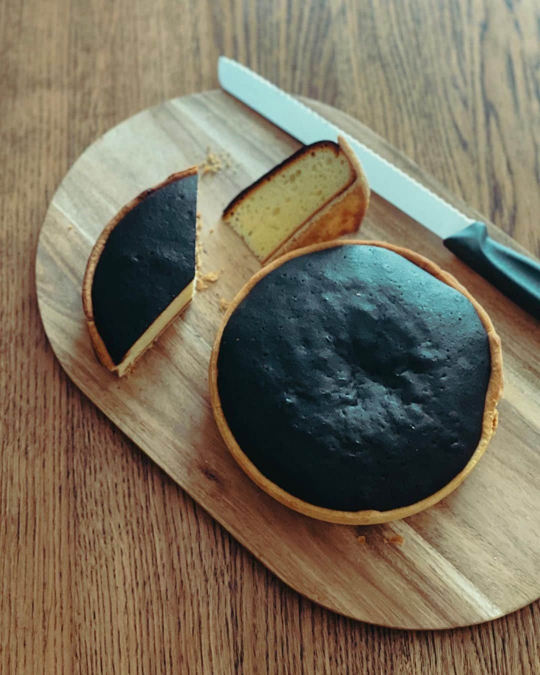 EMOJOIE CUISINEのインスタグラム：「YouTubeに新しい動画を投稿しました。  フランスにはトゥルトーフロマジェという不思議なチーズケーキがあるんです。  見た目が真っ黒に焦げていて食べれるのか心配なるお菓子。  焦げていても決して苦くはない。 ただ、ヤギのチーズを使うので少しクセがあり、苦手な人は苦手かもしれません。  ヤギではなく牛のミルクのフレッシュチーズやクリームチーズなどでも作れますから好みに合わせて置き換えてもいいですね。  バスチーの次のチーズケーキはこれかな？ トゥルトーフロマジェ流行るかなぁ〜  #お菓子作り #クッキンググラム #デリスタグラマ #おうちカフェ  #foodgasm  #foodpics  #instafood  #cookingram #homemade #delistagrammer  #チーズケーキ #cheesecake  #バスチー #トゥルトーフロマジェ」