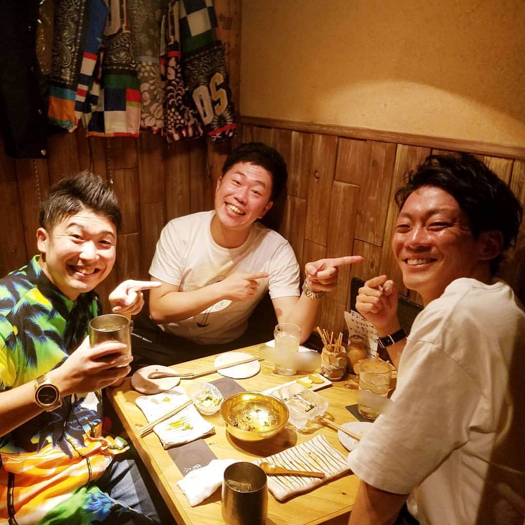 のインスタグラム：「先日。  裕兄さんと一緒に、  ネイビーズアフロ・皆川くんの誕生日祝いをしましたよ！  とは言っても、誕生日はもぉ１ヶ月前でうっかりケーキを忘れちゃった為、  誕生ケーキに、どことなく近い『麻婆ドーフ』で祝いましたよ！  プレゼントも喜んでくれたし、いつもは眠る男が最後まで起きてたし、結果ナイスパーリーでしたよ！  とぉ～か言っちゃってぇーーー！！！！！ 😁😁😁😁💨💨💨💨💨🎶🎶🎶🎶🎶✨✨✨✨✨」
