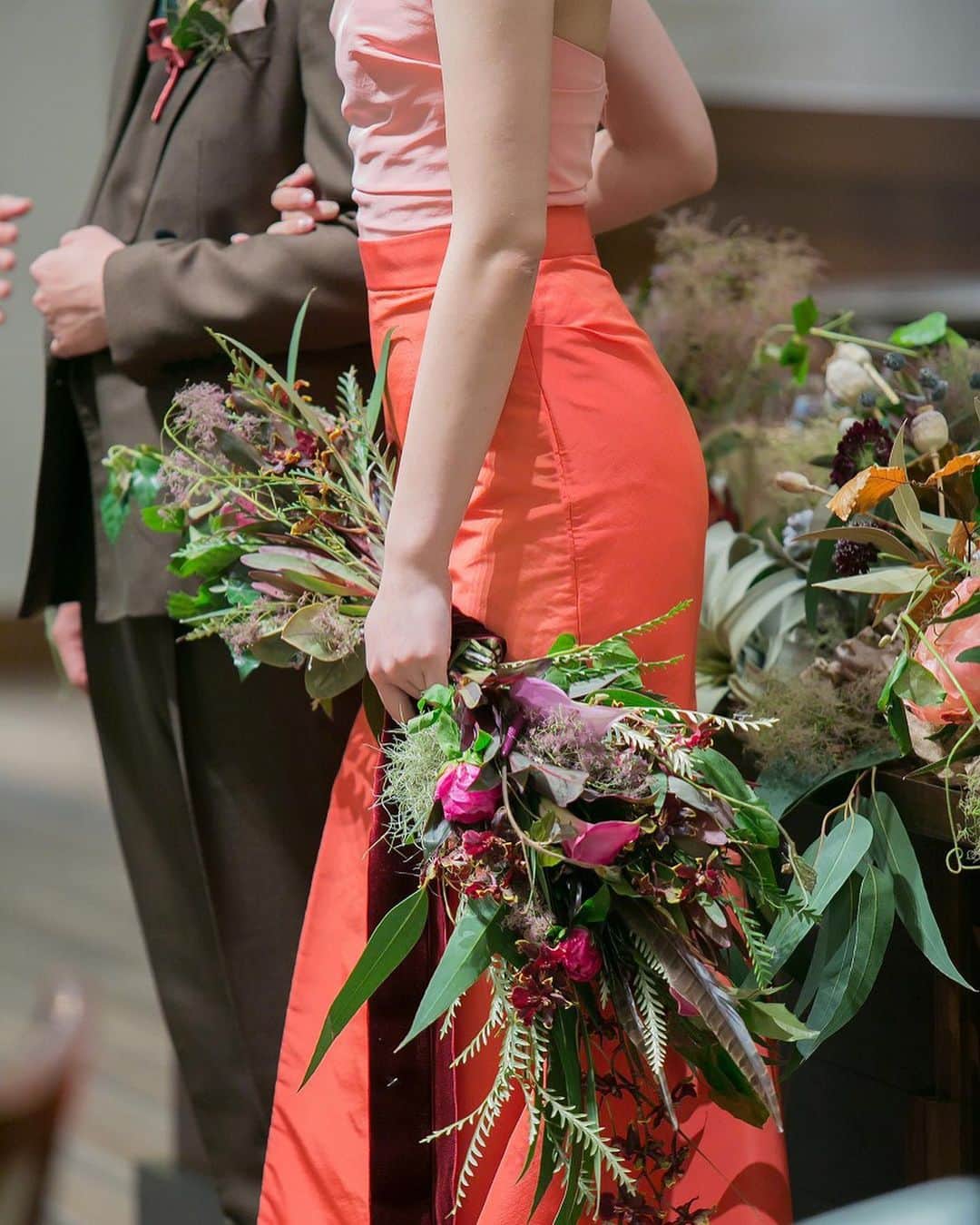 ARCH DAYS Weddingsさんのインスタグラム写真 - (ARCH DAYS WeddingsInstagram)「▼▽LIVING NATURAL WEDDING▼▽﻿ ﻿ シンプルで上質なものだけをセレクトしたモダンウェディング。テーマは「自然でありのままの生活」。﻿ ﻿ シルバー・グレー・ホワイトをテーマカラーにしながら、装花にはポイントでドレスの色味と合わせたアンスリウムを使い、都会的で洗練された空間を演出。﻿ ﻿ また、絶妙なバイカラーの配色が印象的なスレンダードレスや、斬新なフォルムのクラッチバッグ風ブーケなど、スタイリッシュな着こなしがとびきりおしゃれ。﻿ ﻿ Bride : @w_act_ktok﻿ Planner : 南川 香織 （ @lazor_garden_nagoya ）﻿ Photo by @lazor_garden_nagoya﻿ ﻿ ----------------------﻿ ﻿ ▽このALBUMを見るにはストーリーズを☑️﻿ LIVING NATURAL WEDDING﻿ ﻿ ▽ARCH DAYSトップページはこちらから☑﻿ @archdays_weddings﻿ プロフィールのリンクから👰🏻﻿ ﻿ ▽バースデー・ベビーシャワーなどの情報を見るなら💁🎉﻿ @archdays﻿ ﻿ ----------------------﻿ #archdays #archdays_wedding #アーチデイズ #アーチデイズウェディング #archdays花嫁 #lazorgardennagoya #ラソールガーデン名古屋 #ラソール花嫁 #スタイルズ花嫁 #名古屋ウェディング #名古屋結婚式 #名古屋結婚式場 #名古屋花嫁 #名古屋花嫁会 #名古屋プレ花嫁 #名古屋プレ花嫁さんと繋がりたい #名古屋卒花嫁 #名古屋ブライダル #名古屋婚 #愛知結婚式 #愛知花嫁 #愛知プレ花嫁 #愛知卒花嫁 #カラードレス #カラードレス赤 #カラードレスピンク #ブーケ #ウェディングブーケ #ウェディングアクセサリー #大ぶりピアス﻿ ----------------------﻿ https://archdays.com/album/2019/10/21/48321﻿ ----------------------」10月23日 18時52分 - archdays_weddings