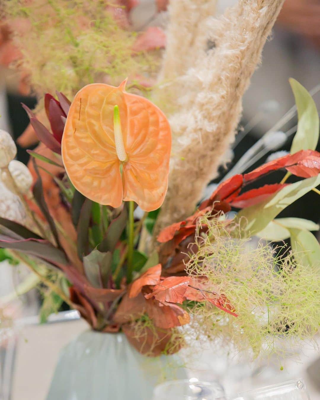 ARCH DAYS Weddingsさんのインスタグラム写真 - (ARCH DAYS WeddingsInstagram)「▼▽LIVING NATURAL WEDDING▼▽﻿ ﻿ シンプルで上質なものだけをセレクトしたモダンウェディング。テーマは「自然でありのままの生活」。﻿ ﻿ シルバー・グレー・ホワイトをテーマカラーにしながら、装花にはポイントでドレスの色味と合わせたアンスリウムを使い、都会的で洗練された空間を演出。﻿ ﻿ また、絶妙なバイカラーの配色が印象的なスレンダードレスや、斬新なフォルムのクラッチバッグ風ブーケなど、スタイリッシュな着こなしがとびきりおしゃれ。﻿ ﻿ Bride : @w_act_ktok﻿ Planner : 南川 香織 （ @lazor_garden_nagoya ）﻿ Photo by @lazor_garden_nagoya﻿ ﻿ ----------------------﻿ ﻿ ▽このALBUMを見るにはストーリーズを☑️﻿ LIVING NATURAL WEDDING﻿ ﻿ ▽ARCH DAYSトップページはこちらから☑﻿ @archdays_weddings﻿ プロフィールのリンクから👰🏻﻿ ﻿ ▽バースデー・ベビーシャワーなどの情報を見るなら💁🎉﻿ @archdays﻿ ﻿ ----------------------﻿ #archdays #archdays_wedding #アーチデイズ #アーチデイズウェディング #archdays花嫁 #lazorgardennagoya #ラソールガーデン名古屋 #ラソール花嫁 #スタイルズ花嫁 #名古屋ウェディング #名古屋結婚式 #名古屋結婚式場 #名古屋花嫁 #名古屋花嫁会 #名古屋プレ花嫁 #名古屋プレ花嫁さんと繋がりたい #名古屋卒花嫁 #名古屋ブライダル #名古屋婚 #愛知結婚式 #愛知花嫁 #愛知プレ花嫁 #愛知卒花嫁 #カラードレス #カラードレス赤 #カラードレスピンク #ブーケ #ウェディングブーケ #ウェディングアクセサリー #大ぶりピアス﻿ ----------------------﻿ https://archdays.com/album/2019/10/21/48321﻿ ----------------------」10月23日 18時52分 - archdays_weddings