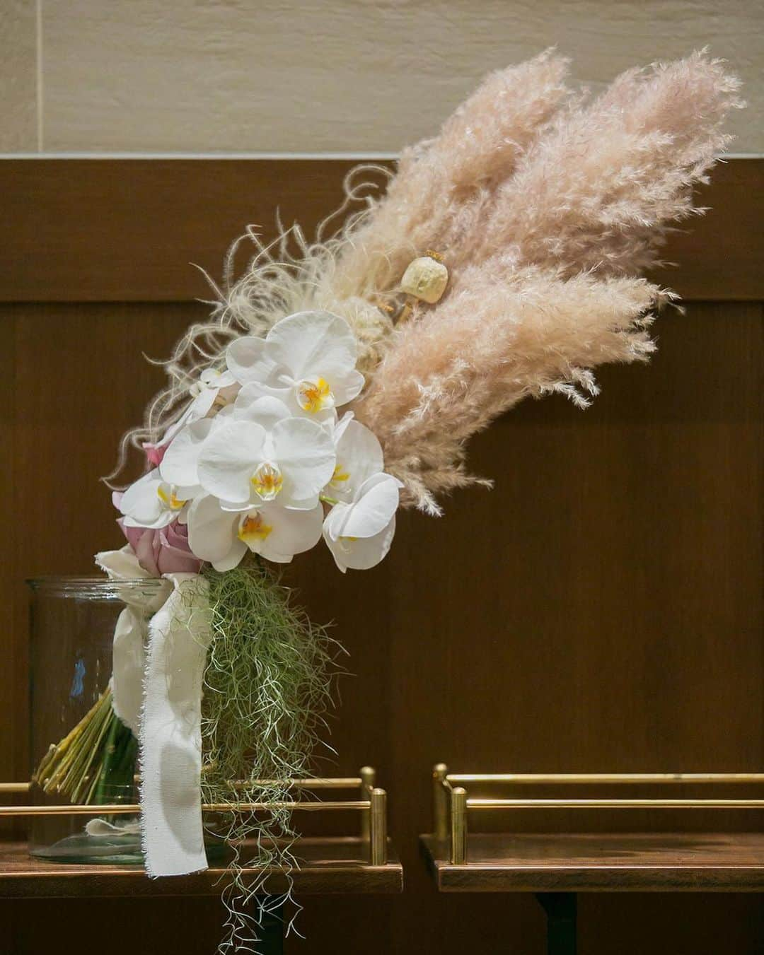 ARCH DAYS Weddingsさんのインスタグラム写真 - (ARCH DAYS WeddingsInstagram)「▼▽LIVING NATURAL WEDDING▼▽﻿ ﻿ シンプルで上質なものだけをセレクトしたモダンウェディング。テーマは「自然でありのままの生活」。﻿ ﻿ シルバー・グレー・ホワイトをテーマカラーにしながら、装花にはポイントでドレスの色味と合わせたアンスリウムを使い、都会的で洗練された空間を演出。﻿ ﻿ また、絶妙なバイカラーの配色が印象的なスレンダードレスや、斬新なフォルムのクラッチバッグ風ブーケなど、スタイリッシュな着こなしがとびきりおしゃれ。﻿ ﻿ Bride : @w_act_ktok﻿ Planner : 南川 香織 （ @lazor_garden_nagoya ）﻿ Photo by @lazor_garden_nagoya﻿ ﻿ ----------------------﻿ ﻿ ▽このALBUMを見るにはストーリーズを☑️﻿ LIVING NATURAL WEDDING﻿ ﻿ ▽ARCH DAYSトップページはこちらから☑﻿ @archdays_weddings﻿ プロフィールのリンクから👰🏻﻿ ﻿ ▽バースデー・ベビーシャワーなどの情報を見るなら💁🎉﻿ @archdays﻿ ﻿ ----------------------﻿ #archdays #archdays_wedding #アーチデイズ #アーチデイズウェディング #archdays花嫁 #lazorgardennagoya #ラソールガーデン名古屋 #ラソール花嫁 #スタイルズ花嫁 #名古屋ウェディング #名古屋結婚式 #名古屋結婚式場 #名古屋花嫁 #名古屋花嫁会 #名古屋プレ花嫁 #名古屋プレ花嫁さんと繋がりたい #名古屋卒花嫁 #名古屋ブライダル #名古屋婚 #愛知結婚式 #愛知花嫁 #愛知プレ花嫁 #愛知卒花嫁 #カラードレス #カラードレス赤 #カラードレスピンク #ブーケ #ウェディングブーケ #ウェディングアクセサリー #大ぶりピアス﻿ ----------------------﻿ https://archdays.com/album/2019/10/21/48321﻿ ----------------------」10月23日 18時52分 - archdays_weddings