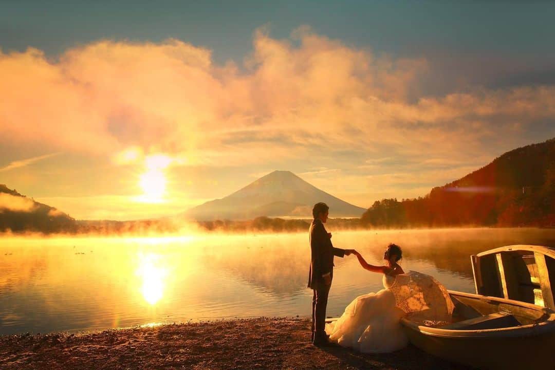 デコルテウエディングフォトグループさんのインスタグラム写真 - (デコルテウエディングフォトグループInstagram)「【保存版📝】年賀状やウェルカムボードにも使える「鏡富士」を美しく撮影する方法🗻✨ 日本ならではの壮大な景色が撮れる富士山に大注目！﻿ ﻿ 年賀状や挨拶状、﻿ 結婚式のウェルカムボードにも使える結婚写真。﻿ ﻿ 特に世界遺産で日本の象徴でもある富士は、﻿ この時期人気の撮影スポットです📸﻿ ﻿ 本日は、水面に映る富士が美しい「鏡富士」の﻿ 撮影ポイントを2つご紹介します💕﻿ ﻿ ﻿ 【１】美しい鏡富士を写す条件﻿ ﻿ やはり晴れている日ははっきりと﻿ 富士が見えるため、綺麗な写りに✨﻿ 比較的、天候が穏やかな時期を狙うと◎﻿ ﻿ ﻿ 【２】和装・洋装と異なる雰囲気に！﻿ ﻿ 日本の象徴でもある壮大な富士には、﻿ 白無垢・色打掛どちらでも美しい1枚に💕﻿ ﻿ 撮影時は動きが多いので、﻿ 洋装の場合は短めのドレスがおすすめです！﻿ 他にも、長めのベールや小物を使用して﻿ 動きのでる撮影をご提案いたします。﻿ ﻿ ﻿ 前撮りやフォトウェディングのご質問などは﻿ プロフィールのリンクからどうぞ📩﻿ @decollte_weddingphoto﻿ ご連絡、ご予約、お待ちしております！﻿ ﻿ ﻿ #令和婚 #2019秋婚 #2019年秋婚 #ウェディングフォト #結婚写真 #フォトウェディング #ウェディングニュース #ロケーション撮影 #前撮り #後撮り #花嫁準備 #プレ花嫁 #結婚準備 #花嫁 #d_weddingphoto #フォトジェニックブライドアンバサダー #富士山前撮り #鏡富士 #大人花嫁 #和装前撮り#ロケ前撮り#前撮り和装 #プレ花嫁 #富士山 #日本の絶景 #全国のプレ花嫁さんと繋がりたい #全国の花嫁さんと繋がりたい #大人ウェディング #年賀状 #ウェルカムボード」10月23日 18時56分 - decollte_weddingphoto