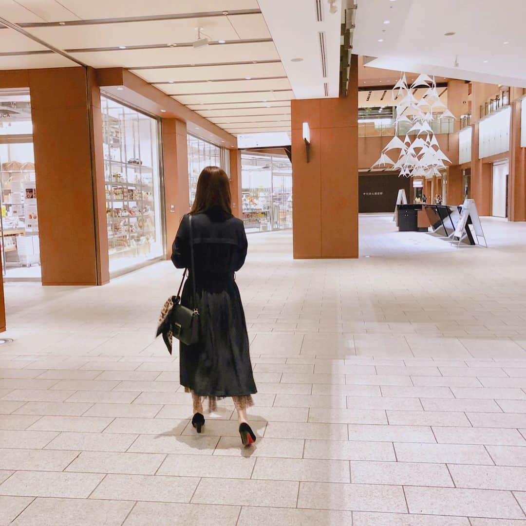 山下莉奈さんのインスタグラム写真 - (山下莉奈Instagram)「今年は後ろが異素材なコートがトレンドですね💓 私は万能なネイビーのお色をチョイスしました✨  トレンチは今すぐから冬手前まで着れて春先も使えるのでとっても便利‼️ この @feerichelu のトレンチはバックのデザインがとっても綺麗なのですが✨ギャザー入りの異素材で取り外し可能なリボンを前・後ろできゅっと結んで楽しめます💓 シンプルなデザインなので綺麗めにもカジュアルにも着こなせる万能コート🧥✨ スカートに合わせても丈も長めでバランスがとってもよき☺️👍（私は160センチです） 他の色はチェックが2色ありました✨  今だと10/29(火)11:59までの期間、 【全品5%off】イベントも開催中みたいです✨ POP UP SHOPもいよいよ残り1ヶ月だぁ！何名かの方に行ったって聞いたので💕私も早く行かなきゃ🤭✨ @FEERICHELU #feerichelu#feerichelu_style#pr #fashion #トレンチコート」10月23日 19時00分 - rinayamashita