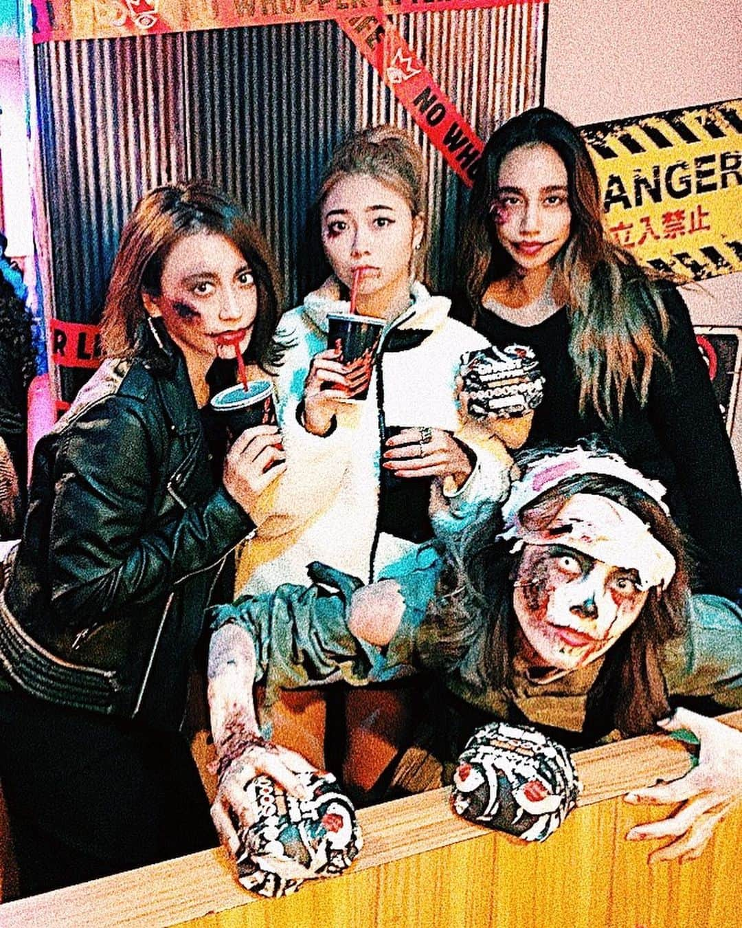 照井和希さんのインスタグラム写真 - (照井和希Instagram)「バーガーキング SHIBUYA GHOST STORE Preparty🎃 ． ゾンビメイクして参戦してきた🧟‍♂️💦 バーガーキングではバーガーのことをWHOPPER(ワッパー) って言うのみんな知ってた？🍔🤔🌈 ． 白いバンズのGHOST WHOPPER 食べてんけど モチモチで、大きいからお腹いっぱいなるし とにかく美味しい！！最高に幸せのままお腹満たせたw お店の外装・内装もハロウィン仕様で不気味な雰囲気… ． また食べにいこーっと🎃♥️♥️ ． ． ． #burgerking #Halloween #バーガーキング #shibuya #halloweencostume #halloweenmakeup #japan #tokyo #ハロウィンメイク #ハロウィン #ハロウィン仮装 #tiktok #tiktokjapan #ハロウィン企画 #ハロウィン気分」10月23日 19時02分 - kazu24ki