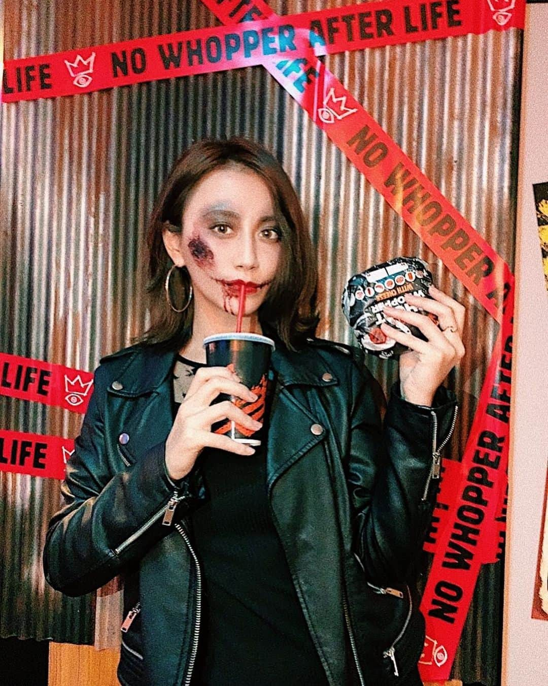 照井和希さんのインスタグラム写真 - (照井和希Instagram)「バーガーキング SHIBUYA GHOST STORE Preparty🎃 ． ゾンビメイクして参戦してきた🧟‍♂️💦 バーガーキングではバーガーのことをWHOPPER(ワッパー) って言うのみんな知ってた？🍔🤔🌈 ． 白いバンズのGHOST WHOPPER 食べてんけど モチモチで、大きいからお腹いっぱいなるし とにかく美味しい！！最高に幸せのままお腹満たせたw お店の外装・内装もハロウィン仕様で不気味な雰囲気… ． また食べにいこーっと🎃♥️♥️ ． ． ． #burgerking #Halloween #バーガーキング #shibuya #halloweencostume #halloweenmakeup #japan #tokyo #ハロウィンメイク #ハロウィン #ハロウィン仮装 #tiktok #tiktokjapan #ハロウィン企画 #ハロウィン気分」10月23日 19時02分 - kazu24ki