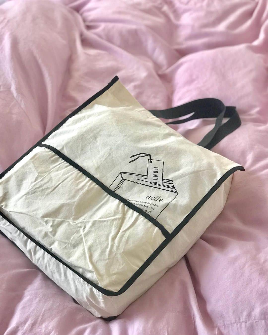 中道あすかさんのインスタグラム写真 - (中道あすかInstagram)「我が家の#ベッドルーム 🌸 . . #newin した、#読書枕HONTO が、 良すぎるので情報シェアします☆ . .  私は、本を読むのが昔から好きで、 寝る前は必ず毎日、 #読書 をする時間をとっているんですが、 . .  寝ながら本を読んだり、 #スマホ 見るのって、 ムリな体勢が続くから、 ほんと肩凝るんですよね😭💦 . . あと、腕がつる🙄⚡️←ｗｗ . . 今までは、 少しでもベストな位置を探るために、 枕を折り畳んで高さを出したりしてたんだけど、 . . ベターではあるけどベストではなかった💦💦 . . .  で、出会ったのが、 読書枕HONTO !!!!! . . .  もうーーーーこれナシじゃ無理！！！ ってレベルに良いです‼️ これ、最高ですよ😍♥️♥️ . . .  寝ながら読書する人のために 作られてる専用枕だから、 計算され尽くしてて 想像以上に素晴らしかったです😍♥️ . . .  これ、普段使ってる枕に、重ねて使うやつなんですが、 . . 最初は「え！？重ねたらめっちゃ高くなって首痛くならない😱！？」 って思ったけど、 . . 使ってみたら、全く首痛くないし、 この高さが最高ーーーに本が読みやすい！！！ . . .  あと枕の形が独特で、 ちゃんと首・肩・耳が 痛くならないような絶妙のラインになってるんです！！☺️ . . .  使ってみないと、 実感できないと思うけど、 これはほんとに私的2019年の大HITアイテムといっても 過言ではないぐらい良いです🤣‼️ . . . カバーも外して洗えるし、 三河木綿三重織ガーゼを 使用しているので 肌触りもすごく良い‼️ . . . ちょっと気が早いけど、 旦那さんへの #クリスマスプレゼント なんかにも 良いかもね☺️✨ . . . ▼【ジスクリエーション直営ECサイト　商品ページ】 https://www.jzyss-shop.com/?pid=134662448 . . ▼【読書枕HONTO公式ページ】 https://www.nelle-honto.com . . . . #インテリア#マイホーム#ピンクインテリア#寝室#寝室インテリア #ベッドルームインテリア #ベッドルームコーディネート #ニトリ#francfranc #シンプルライフ#シンプルな暮らし#丁寧な暮らし #読書枕 #読書好きな人と繋がりたい #monipla#jzyss_fan」10月23日 19時03分 - asuroom