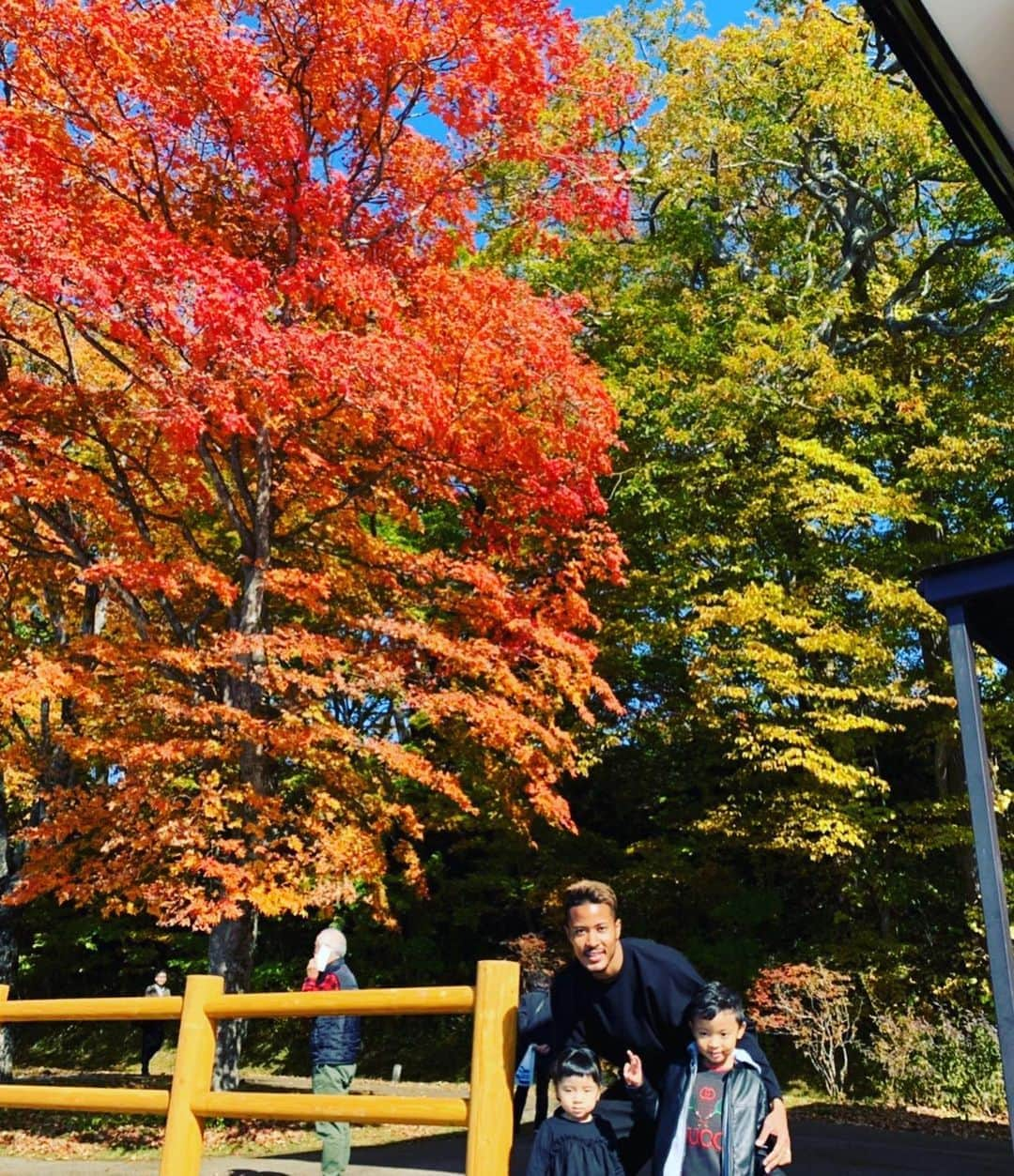 鈴木武蔵さんのインスタグラム写真 - (鈴木武蔵Instagram)「OFFは支笏湖にプチ旅行。 紅葉🍁も綺麗で最高でした✌️ 26日の試合に向けていいリフレッシュができました♨️ 北海道の皆さんと共にタイトルを！！！！・ #支笏湖 #しこつ湖鶴雅別荘碧の座 #北海道 #北海道コンサドーレ札幌 #コンサドーレ #コンサ #ルヴァンカップ #埼スタ #家族 #家族旅行 #紅葉」10月23日 19時15分 - musatoro0211