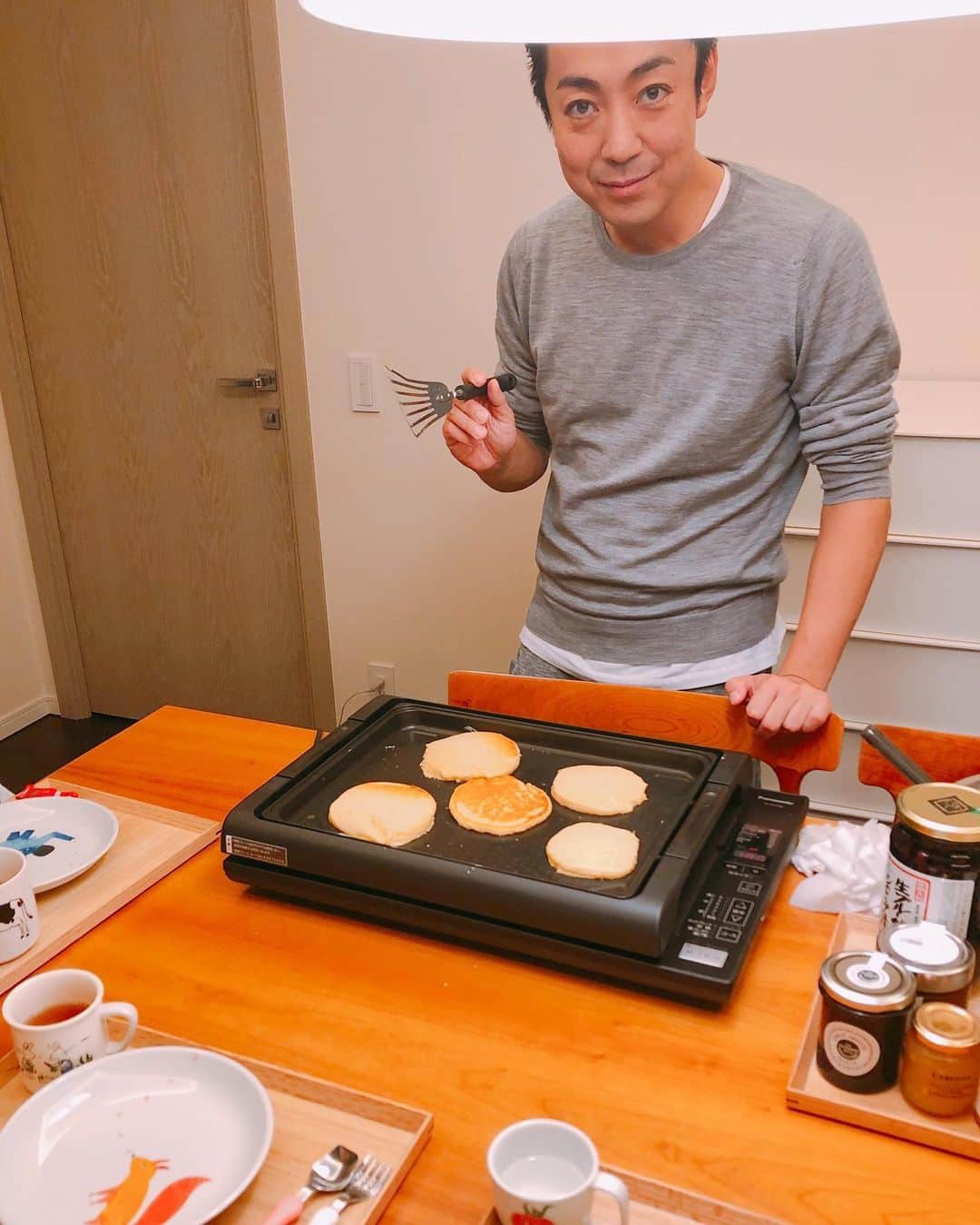 尾上菊之助さんのインスタグラム写真 - (尾上菊之助Instagram)「.﻿ 先日、子供たちのリクエストでホットケーキを作りました。﻿ ジャム、ハチミツ、フルーツコンポートなど、それぞれ好きなものをのせて出来上がり。」10月23日 19時09分 - onoekikunosuke