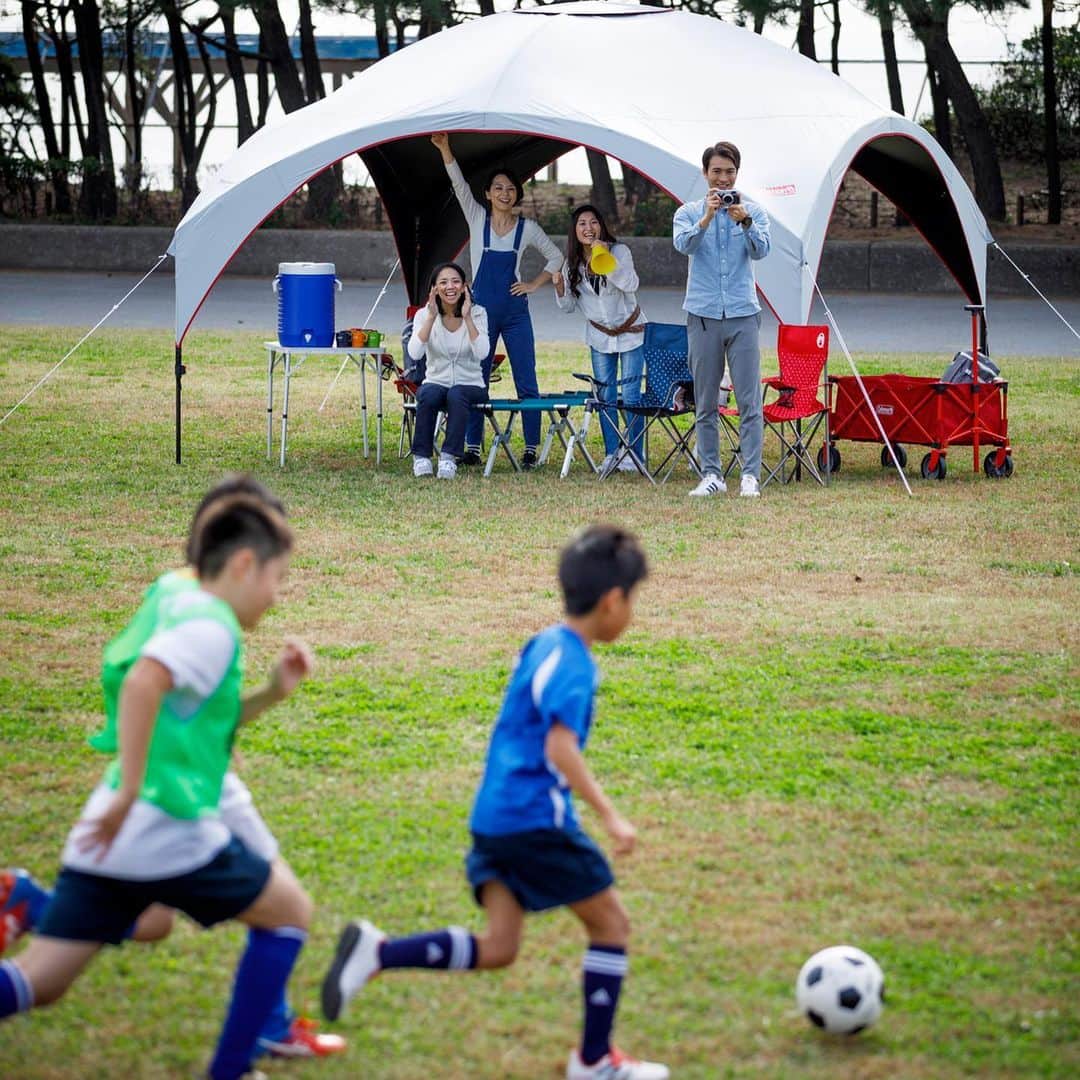 Coleman Japanのインスタグラム：「＼#スポーツの秋 にも活躍！／ キャンプやBBQだけでなく、たくさんの仲間が集まるチームスポーツ⚽️の会場もアウトドア。 ・ 便利グッズがあれば、応援の声はもっと熱くなる📣 ・ ・ ・ #灯そうColeman #灯そうコールマン #灯そう #Coleman #コールマン #Tent #テント #Camp #キャンプ #Outdoor #アウトドア #シェード #アウトドアワゴン #運動会 #チームスポーツ #サッカー#スポーツ」