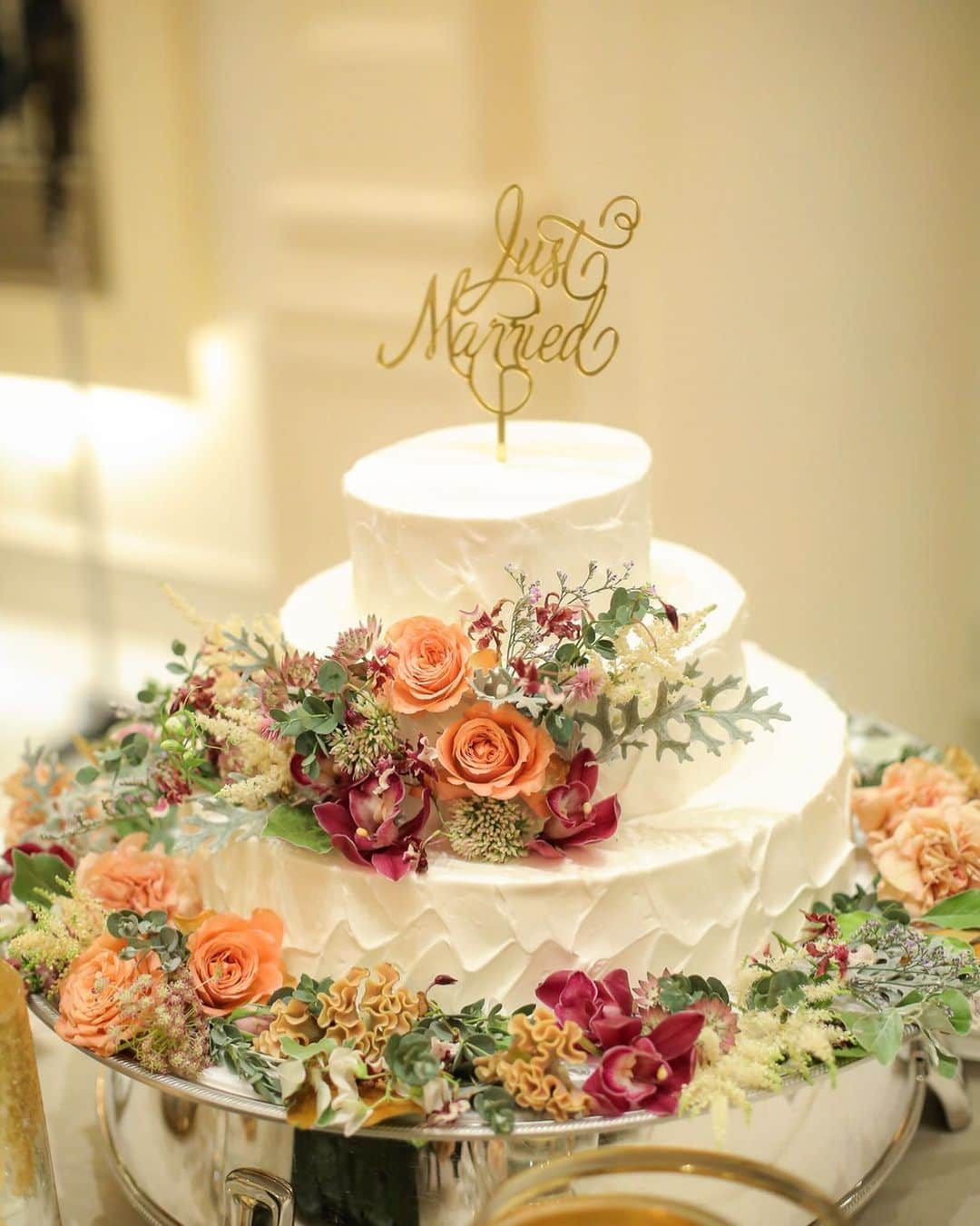 TAKE and GIVE NEEDS(T&G公式) さんのインスタグラム写真 - (TAKE and GIVE NEEDS(T&G公式) Instagram)「【#weddingcake】 ・ シンプルなクリームケーキに、鮮やかなフラワーでアクセントを✨ウェディングケーキだからこそ実現できるデコレーションです。 ・ ・ 会場👉 #アーセンティア迎賓館大阪 ・ 【#tg花嫁】 ↑タグ付けしてフォロー&投稿お願いします☺︎ . ・ #takeandgiveneeds #テイクアンドギヴニーズ #tg花嫁 #wedding  #ウェディング #結婚式 #結婚式場 #プレ花嫁 #卒花嫁 #卒花嫁レポ #guesttable #メインテーブル#フラワー #weddingparty#結婚式装飾 #結婚式装花 #colorfulflowers #weddingideas #flowerart #pinkroses#ケーキ#ウェディングケーキ#cakes #flowercake #flowercakes #cream」10月23日 19時09分 - takeandgiveneeds_official