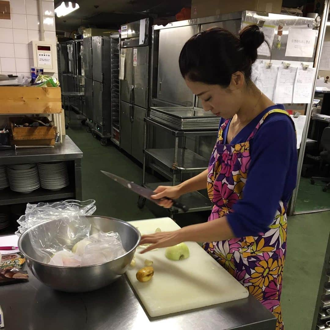 一条もんこさんのインスタグラム写真 - (一条もんこInstagram)「新潟をカレー県に。  新潟県は野菜と豚肉の消費量が全国トップクラスなのです。  もちろんお米もある。と、いうことはカレー消費県になるべくポテンシャルの塊なんです。  しかしお店でカレーを提供するためにはただレシピを生むだけではなく、 提供するレストランのオペレーションや原価計算、値段設定も含めてすべてを含んだことが開発です。 すべての条件を満たして初めてメニューとして成立します。  新潟県を象徴するようなカレーを生み出したいです(*^^*) #カレー#curry#カレー開発#ご当地カレー#新潟#新潟県#野菜カレー#ポークカレー#スパイス#スパイスカレー#欧風カレー#町おこし#新潟をカレー県に#一条もんこ」10月23日 19時13分 - monko1215