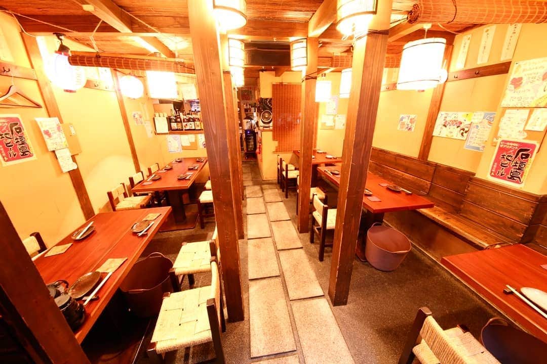 東心斎橋ほおずきのインスタグラム：「気付けばミナミで19年。 ほっこり古民家風の店内で 熊本直送の馬刺やもつ鍋、郷土料理を 楽しみながら日本酒いかがですか？ 今宵もいいお酒をお楽しみ下さい。  #東心斎橋#難波#ミナミ #隠れ家#古民家#居酒屋 #大人の隠れ家 #モツ鍋#もつ鍋#郷土料理 #ボタン鍋#牡丹鍋 #日本酒#焼酎#地ビール#お酒 #馬刺し#馬肉 #熊本#沖縄##博多 #ガーリック#にんにく #鍋#鶏鍋#季節の鍋#旬食材」