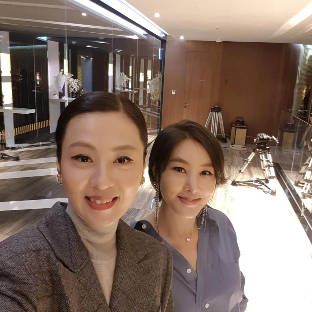 パク・ジヨンのインスタグラム：「오랜만에 만나 함께 연기한 전혜진 참 재주도많다  화장품도 런칭하고 고맙게 잘 쓰고 이뻐질께#전혜진화장품#troxederm #트록세덤 #트록세덤에센스미스트 #roll&heal #롤앤힐롤온 #지바힐즈」