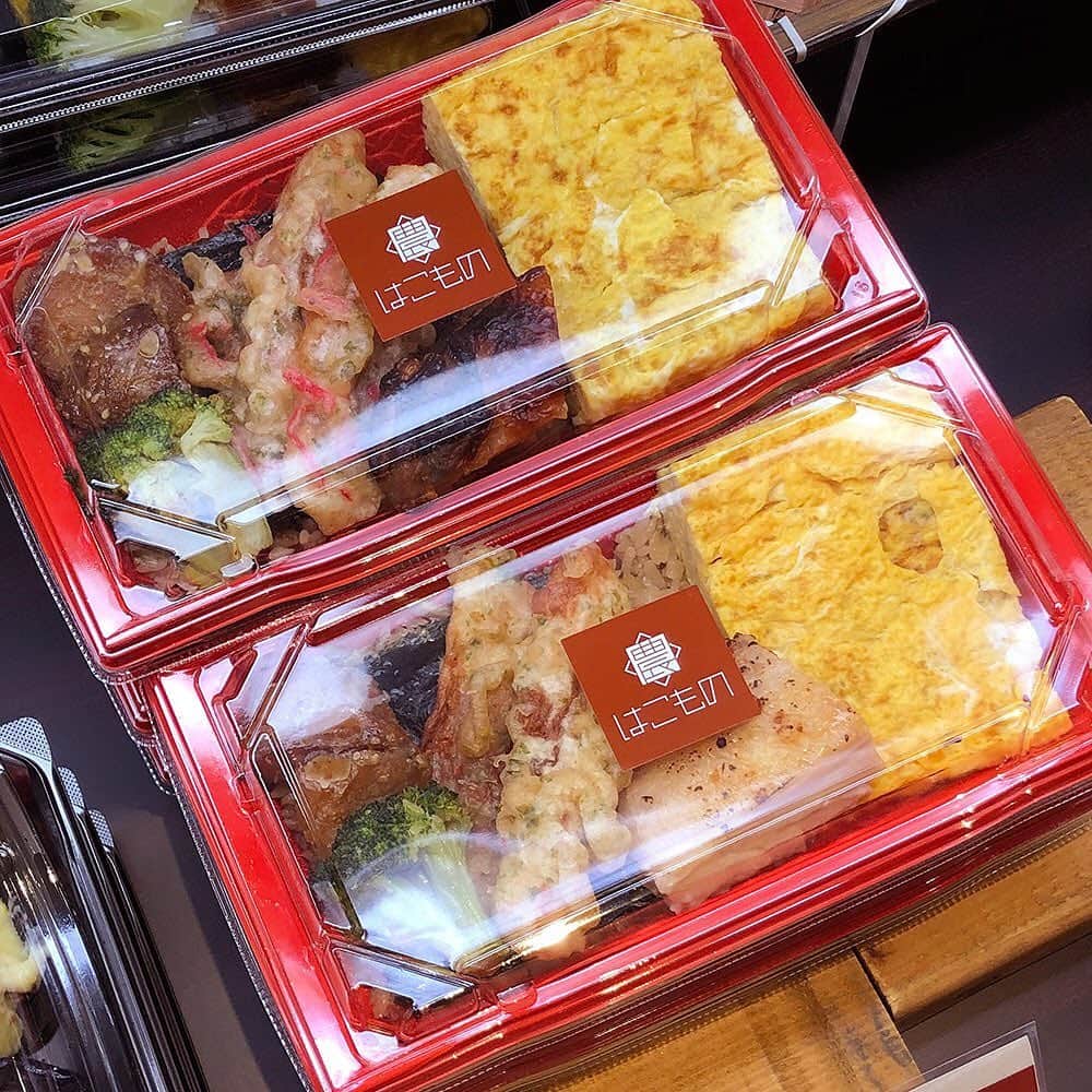 daimarusapporoさんのインスタグラム写真 - (daimarusapporoInstagram)「【〈農家の息子〉オープン🌽】 . 本日10/23(水)、地1階ほっぺタウンにオープンしました🥕 . 店頭には道産食材や産地直送食材を使ったお惣菜やお弁当が勢ぞろいしています。 . 写真2枚目は、ほくほくの坊ちゃんかぼちゃの中にチキンクリームシチューが入った 「坊ちゃんかぼちゃのグラタン」です。 美味しそうですよね😍 . 写真4枚目は十勝産の美味しい長芋を豚肉とチーズで巻いて揚げた 「十勝産長芋の肉巻きチーズカツ」。こちらも美味しそうです😍 . イチオシは管理栄養士を目指している札幌保健医療大学の 学生さんが栽培、収穫、レシピ開発を行った「札幌大球(巨大キャベツ)」で 作ったオープン記念メニュー「札幌大球のちゃんちゃんロール(写真3枚目・各日限定30個)」。 鮭やきのこなどを巨大キャベツで包んだちゃんちゃん焼きです。 . そのほかにも美味しいメニューが勢ぞろいしておりますので ぜひ、ご賞味ください✨ . #農家の息子 #惣菜 #弁当 #道産食材 #こだわり #大丸札幌」10月23日 19時25分 - daimarusapporo