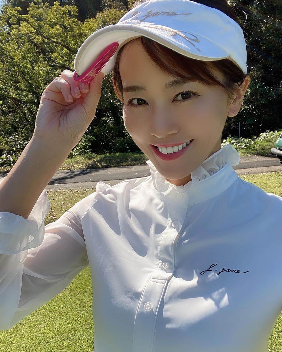 佐野真彩さんのインスタグラム写真 - (佐野真彩Instagram)「こんにちは😃 今日はゴルフに行ってきたよ〜🏌️‍♀️ 寒いかなと覚悟してたけど、暑いくらいのお天気☺︎ 次回の #サノマヤカップ　までにまたコソ練してスコアを縮めておきます😌 . 第3回は冬の開催予定だよ🙆‍♀️ . . ゴルフウェアはインスタで見て可愛いな〜と思っていた　@j.jane_japan 🎀 韓国発のブランドだよ🧚🏻‍♀️ . タイトスカートのゴルフウェアは初めて☺︎💓 可愛い‼︎ . . #golf #ゴルフ女子 #ゴルフウェア #ゴルフファッション　#ゴルフ　#韓国ゴルフブランド　#j_jane_golf #サノマヤゴルフ」10月23日 19時25分 - sano.maya