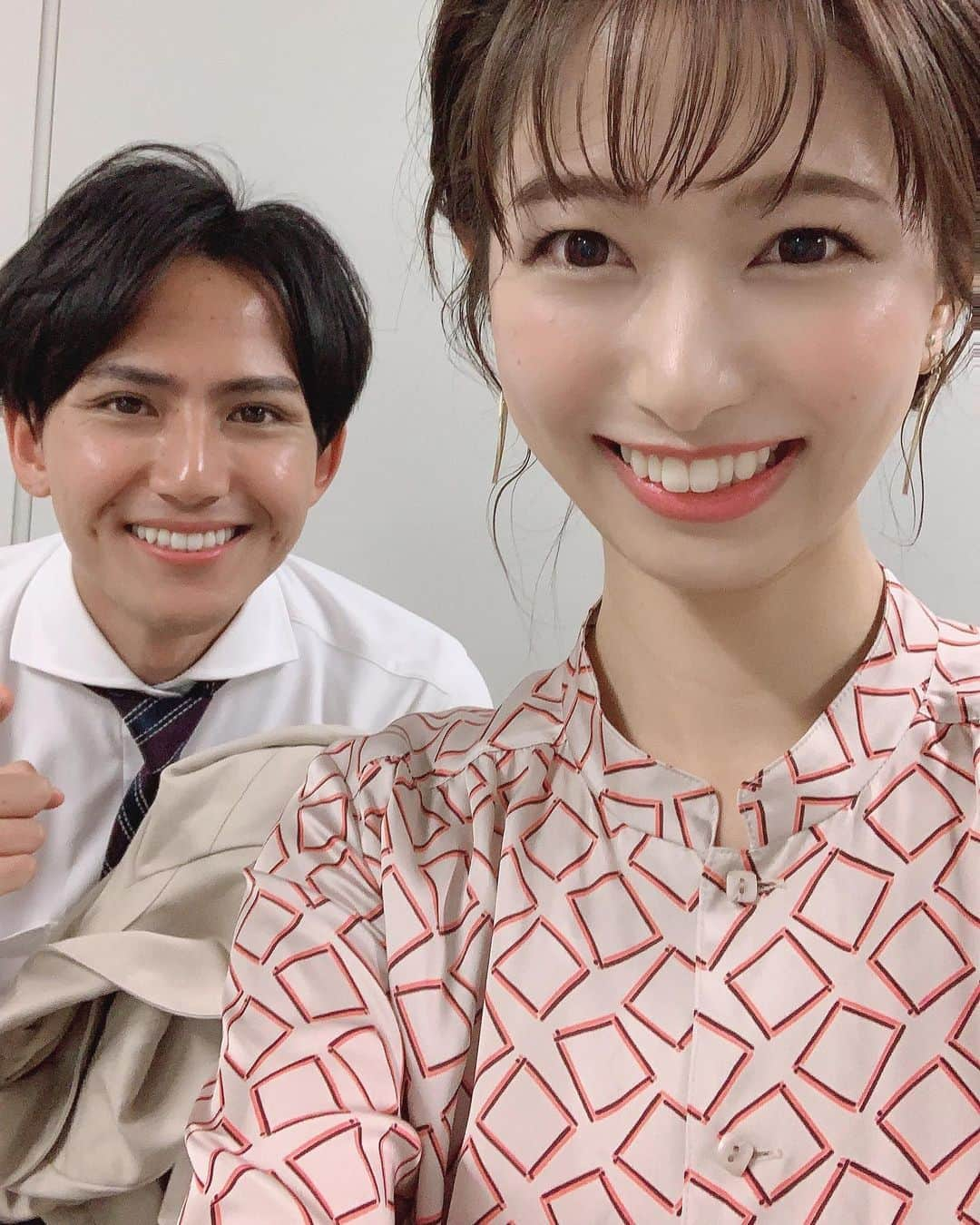 海老原優香さんのインスタグラム写真 - (海老原優香Instagram)「遠近法使ってきた🤭  お天気中継と、取材終わりのタイミングが合いました☺︎ 2人ともフィールドキャスターで飛び回るので、 同じ番組でも久々に会えました☺️✨ #同期 #安宅晃樹 #アナウンサー #今週水木金とお天気お姉さん #ちかさんの代行を務めます🌈」10月23日 19時34分 - ebioffi