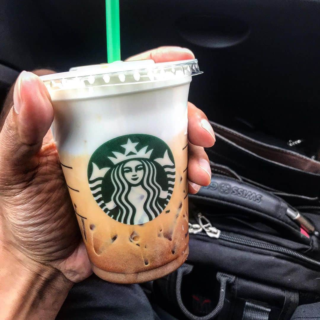 タウラ・フィフィタさんのインスタグラム写真 - (タウラ・フィフィタInstagram)「They said it’s trenta size • • • #handmodel  #hand #coffee #inmyhand  #brownhand」10月23日 19時35分 - hiku_leo