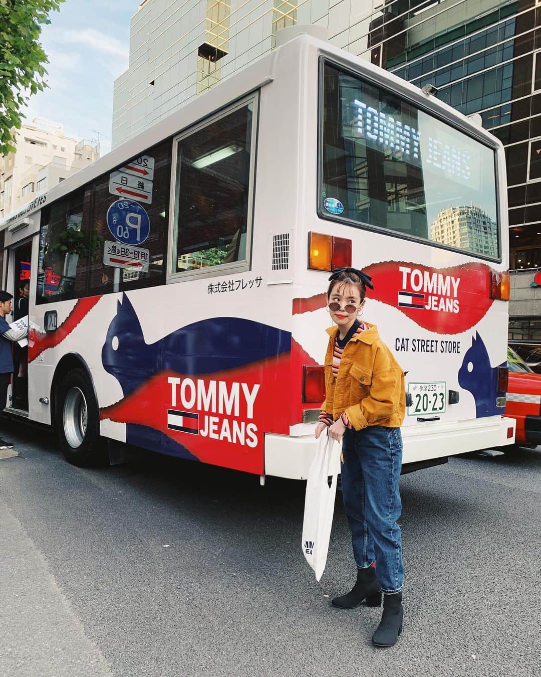 瀬戸あゆみさんのインスタグラム写真 - (瀬戸あゆみInstagram)「@tommyjeans が原宿キャットストリートにできたということで！🐈🎉 #tommyjeanscatstreet のお店に遊びに行き、わたしも全身　#tommyjeans でバスでのライブに参加しました！ 原宿〜渋谷間を、バスの中という閉ざされた空間の中で移動しながら生演奏✨ あんな特別な空間は初めてで、とってもいい時間でした。。。(4枚目の動画見てね) 今季は音楽がテーマで、店内もアンプがたくさんある内装でかわいかったり、このBUS LIVEもあと何回かやるみたいなので、気になったらお店に遊びに行ってみてね🎵」10月23日 19時36分 - setoayumi