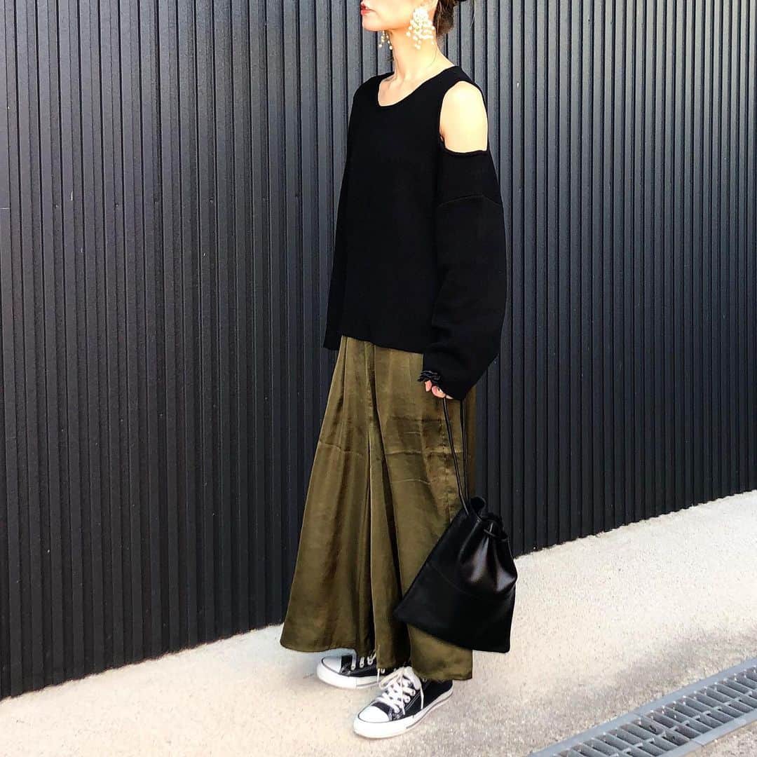のインスタグラム：「10月23日(水) . . セカストが買い取り20%upしてるから売りに行ったんだけど、まさかの査定が5時間待ち。 . 今査定終了の電話かかってきたからお店行かなきゃ(๑•́ω•̀๑) . @libra_by_viva_la_holiday のサテンrelaxスカンツ。 ウエストゴムだしめっちゃはきやすい︎❤︎❤︎ ZOZOTOWNで1000円offクーポン出てるよᙏ̤̫❤︎ . . #libra_by_viva_la_holiday #ribou #basementonline #kaumo_fashion #locari #ponte_fashion #ootd_kob #r_fashionista #mineby3mootd #おちびコーデ #おちびの輪 #プチプラコーデ #シンプルコーデ #アラフォーコーデ #155cmコーデ #黒コン #スニーカー女子 #大人カジュアル #オトナカジュアル #スカンツコーデ #肩あきニット #巾着バッグ」