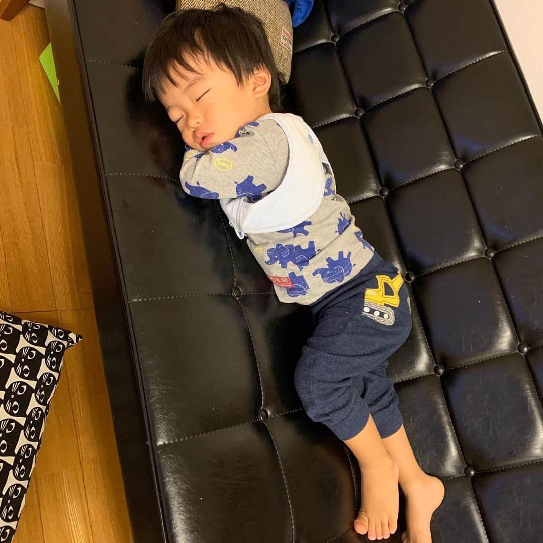 氷浦紫さんのインスタグラム写真 - (氷浦紫Instagram)「#1歳9ヶ月  最近は私の口癖がコピーされていくのを面白くみてますw ★あーあ、あーあ、おちたー (プラレールの鉄橋とかよく落とすので言っていたらご飯おとしたり、失敗すると息子ちんも言ってる) ★うぅわ〜！！ (ものすごくおもちゃをめちゃくちゃに広げているのを見た時とか、破壊されているのを見た時に言っていたら、誤ってレールを壊してしまった時によく言ってる) ★あったあった (息子が生まれてから常に片手間で家のことやってるからどこにしまったか分からなくなりよく探している、その時に言っている。息子ちんも、おもちゃ探して見つけた時に言っている) ★来た来た来た来た！！ (電車が来た時に言っていたら同じテンションで言うようになった)  最近のお気に入りは駅。  自分の家のことも駅という。まぁ、間違ってもいない気が…。子供の発想て面白い。  #1y9m#男の子ママ#韓国海苔大好き#やんちゃ#パパ似#口癖が似る#男の子モデル#イアラ#イアラモデルエージェンシー #IARA#iaramodelagency」10月23日 19時39分 - yukalihiula