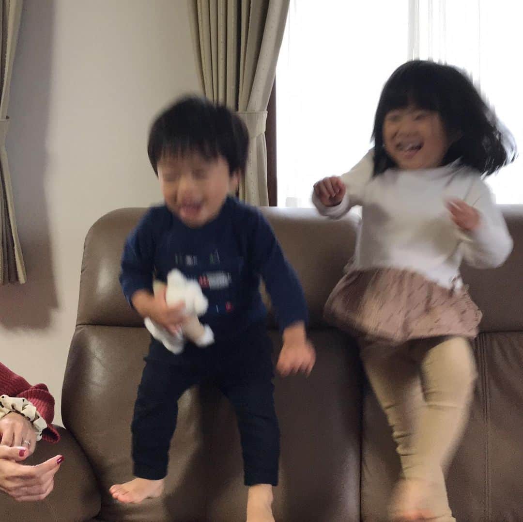 氷浦紫さんのインスタグラム写真 - (氷浦紫Instagram)「#1歳9ヶ月  最近は私の口癖がコピーされていくのを面白くみてますw ★あーあ、あーあ、おちたー (プラレールの鉄橋とかよく落とすので言っていたらご飯おとしたり、失敗すると息子ちんも言ってる) ★うぅわ〜！！ (ものすごくおもちゃをめちゃくちゃに広げているのを見た時とか、破壊されているのを見た時に言っていたら、誤ってレールを壊してしまった時によく言ってる) ★あったあった (息子が生まれてから常に片手間で家のことやってるからどこにしまったか分からなくなりよく探している、その時に言っている。息子ちんも、おもちゃ探して見つけた時に言っている) ★来た来た来た来た！！ (電車が来た時に言っていたら同じテンションで言うようになった)  最近のお気に入りは駅。  自分の家のことも駅という。まぁ、間違ってもいない気が…。子供の発想て面白い。  #1y9m#男の子ママ#韓国海苔大好き#やんちゃ#パパ似#口癖が似る#男の子モデル#イアラ#イアラモデルエージェンシー #IARA#iaramodelagency」10月23日 19時39分 - yukalihiula