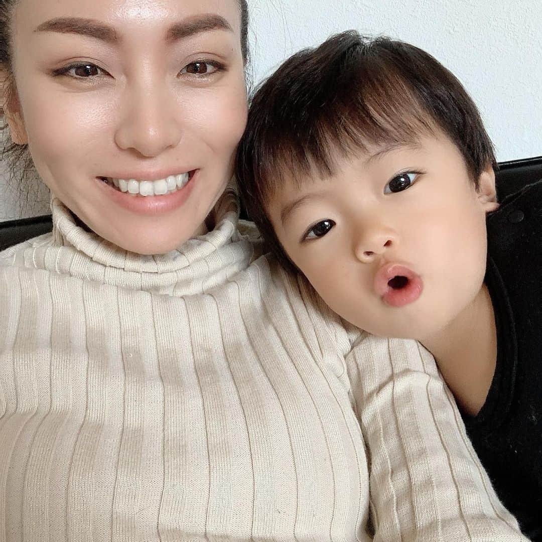 氷浦紫さんのインスタグラム写真 - (氷浦紫Instagram)「#1歳9ヶ月  最近は私の口癖がコピーされていくのを面白くみてますw ★あーあ、あーあ、おちたー (プラレールの鉄橋とかよく落とすので言っていたらご飯おとしたり、失敗すると息子ちんも言ってる) ★うぅわ〜！！ (ものすごくおもちゃをめちゃくちゃに広げているのを見た時とか、破壊されているのを見た時に言っていたら、誤ってレールを壊してしまった時によく言ってる) ★あったあった (息子が生まれてから常に片手間で家のことやってるからどこにしまったか分からなくなりよく探している、その時に言っている。息子ちんも、おもちゃ探して見つけた時に言っている) ★来た来た来た来た！！ (電車が来た時に言っていたら同じテンションで言うようになった)  最近のお気に入りは駅。  自分の家のことも駅という。まぁ、間違ってもいない気が…。子供の発想て面白い。  #1y9m#男の子ママ#韓国海苔大好き#やんちゃ#パパ似#口癖が似る#男の子モデル#イアラ#イアラモデルエージェンシー #IARA#iaramodelagency」10月23日 19時39分 - yukalihiula