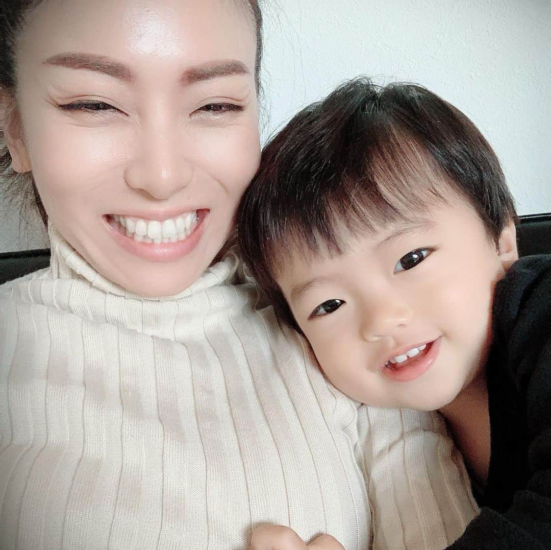 氷浦紫さんのインスタグラム写真 - (氷浦紫Instagram)「#1歳9ヶ月  最近は私の口癖がコピーされていくのを面白くみてますw ★あーあ、あーあ、おちたー (プラレールの鉄橋とかよく落とすので言っていたらご飯おとしたり、失敗すると息子ちんも言ってる) ★うぅわ〜！！ (ものすごくおもちゃをめちゃくちゃに広げているのを見た時とか、破壊されているのを見た時に言っていたら、誤ってレールを壊してしまった時によく言ってる) ★あったあった (息子が生まれてから常に片手間で家のことやってるからどこにしまったか分からなくなりよく探している、その時に言っている。息子ちんも、おもちゃ探して見つけた時に言っている) ★来た来た来た来た！！ (電車が来た時に言っていたら同じテンションで言うようになった)  最近のお気に入りは駅。  自分の家のことも駅という。まぁ、間違ってもいない気が…。子供の発想て面白い。  #1y9m#男の子ママ#韓国海苔大好き#やんちゃ#パパ似#口癖が似る#男の子モデル#イアラ#イアラモデルエージェンシー #IARA#iaramodelagency」10月23日 19時39分 - yukalihiula