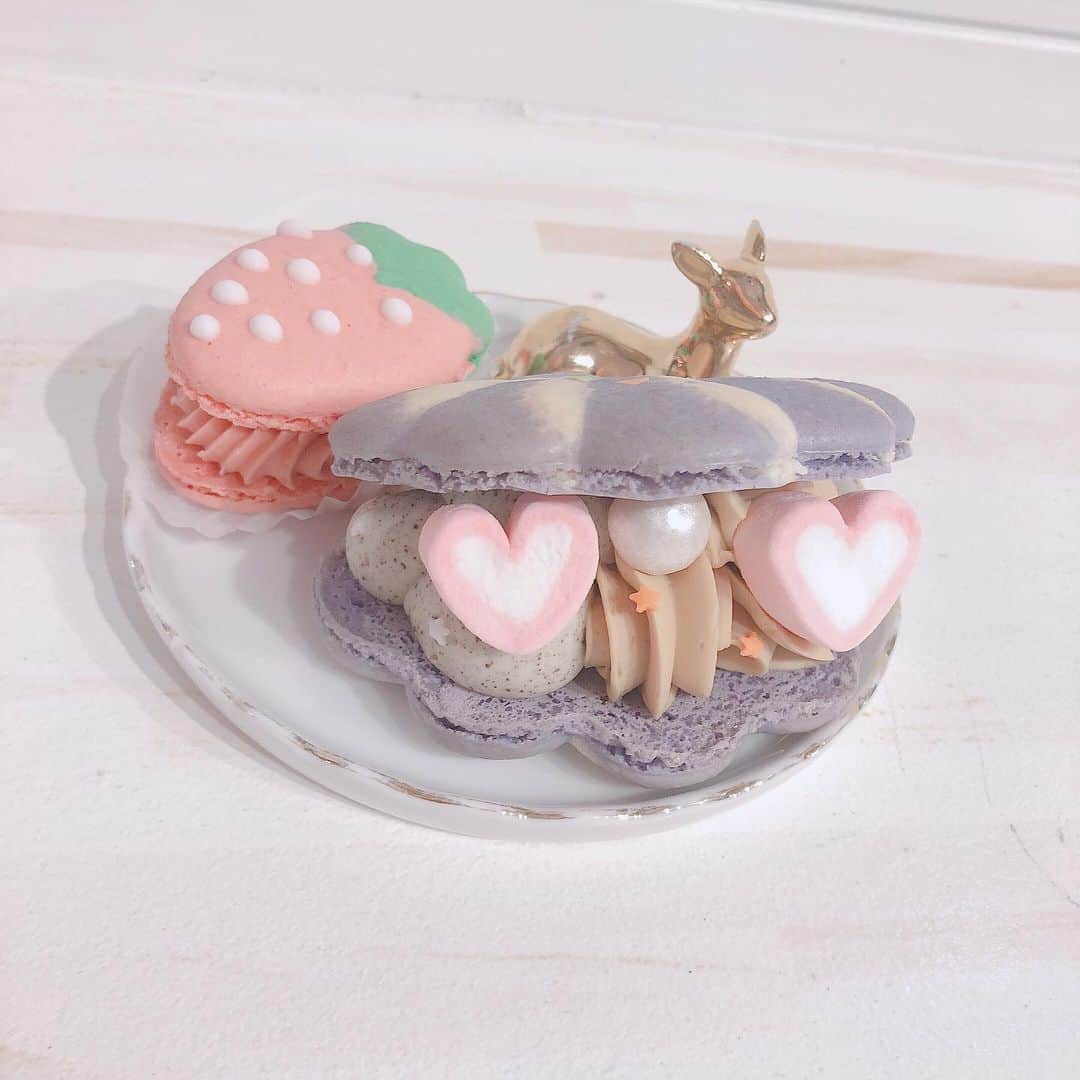のインスタグラム：「🕊 新大久保にあるマカロン屋さん mamaron に行ったよ ᐡ｡• ·̫ •｡ᐡ . 写真だとサイズ感が伝わらないかもだけど、シェル型のほうが本当に大きくて！お友達と半分こして食べても満足だったよ☁️☁️👶🏻 . 見た目も可愛いし 味も美味しかった〜〜、おすすめです ! . . . #新大久保グルメ #新大久保 #新大久保カフェ #カフェ巡り #mamaron #マカロン #cafe」