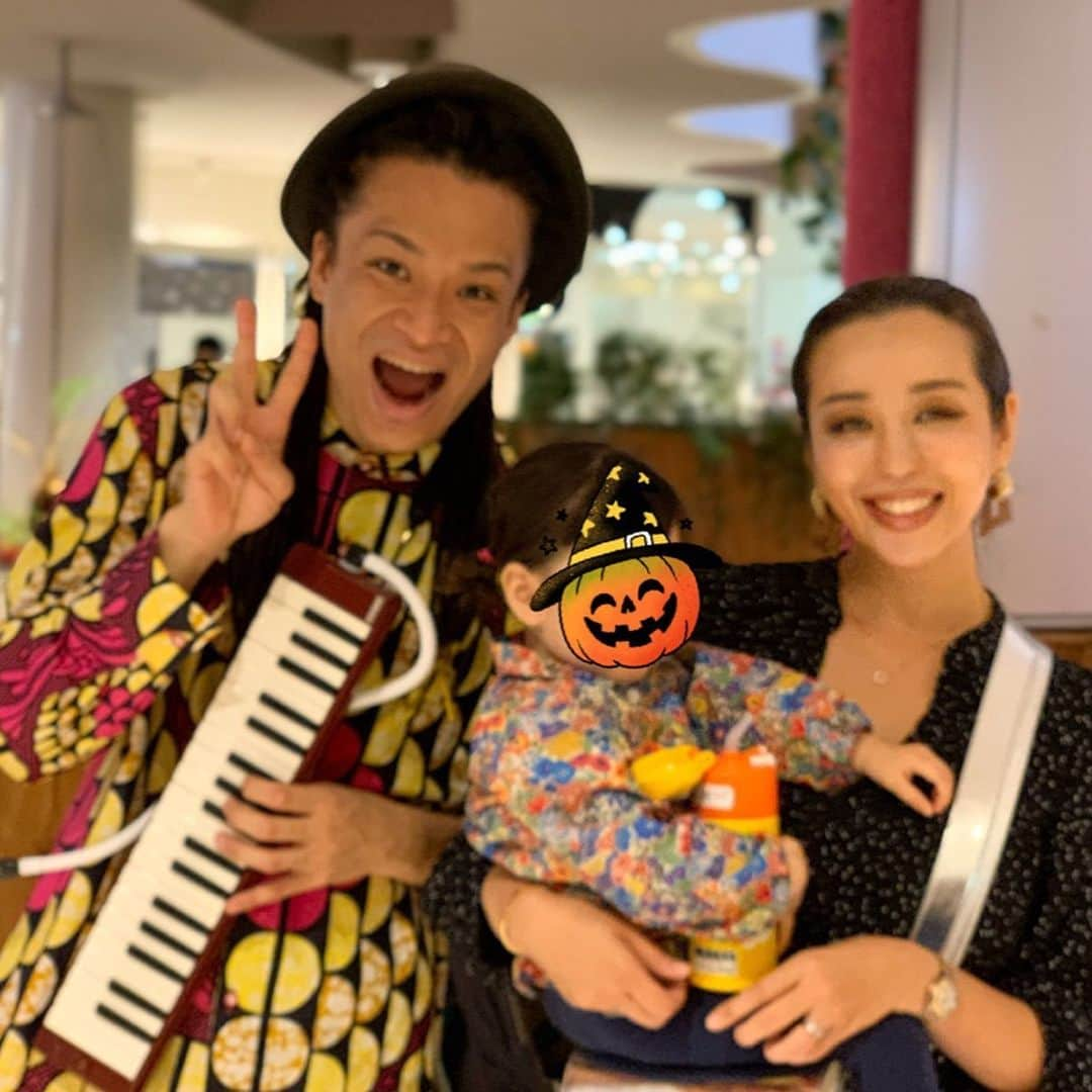 PINKYさんのインスタグラム写真 - (PINKYInstagram)「MihoさんエイミーちゃんとBIG STEPのピアニカの魔術師 monthly free liveへ🎹🎼🎶👭🧡 . Spinna B-ILLの歌に合わせて、子供たち大興奮でノリノリ😆👭💕 . ピアニカも触らせてもらえて喜んでました🎹🎶 . 本物の音楽に沢山触れさせてあげたい👧🏻🎼💖 . そして、live中に台風19号長野向けの募金も行っていたので、私も募金をさせていただきました。 . 一刻も早く被害に遭われた方々が安心できる生活に戻れますように…🙏 ・・・ ・・・ #love #happy #family #mamalife #babygirl #2歳 #ピアニカの魔術師 #freelive #bigstep #spinnabill #charitylive #reggaemusic」10月23日 19時51分 - shanti_pinky_shanti