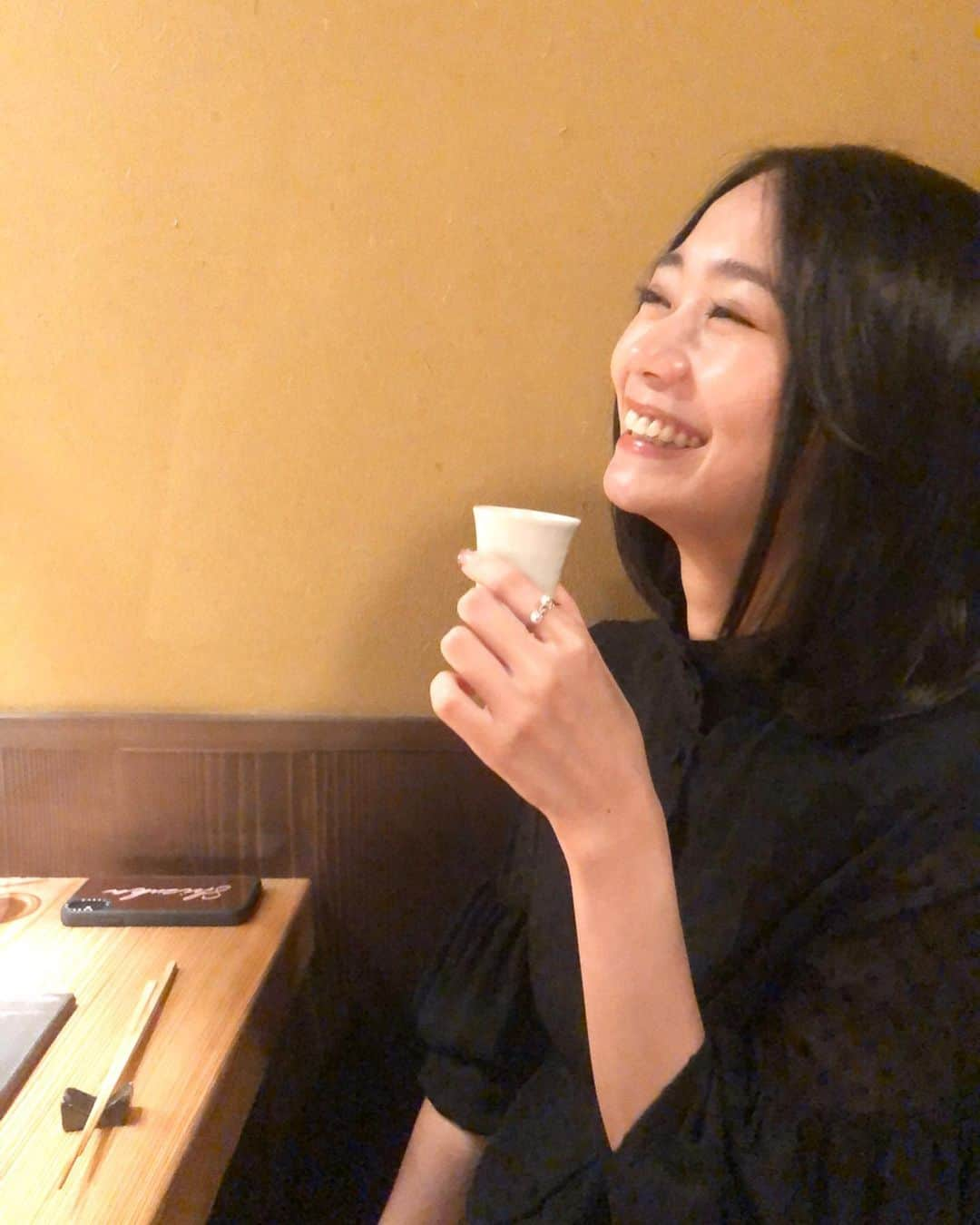 緑川静香さんのインスタグラム写真 - (緑川静香Instagram)「飲む。飲む。飲む。﻿ ﻿ 幸せ。 ﻿ ﻿ 🍶❤️ ﻿ ﻿ #しーたん日本酒録 #日本酒 #日本酒女子 #日本酒好き #日本酒で乾杯 #日本酒部 #sake #japanesesake #sakestagram﻿ #いつかの日 ﻿ #笑顔にするお酒🍶﻿ #らぶ🍶﻿ #幸せそう🍶﻿ #彼女とデートなうに使っていいよ のやつみたい﻿ #彼女と日本酒なうに使っていいよ にしとこう」10月23日 19時49分 - midorikawa_shizuka