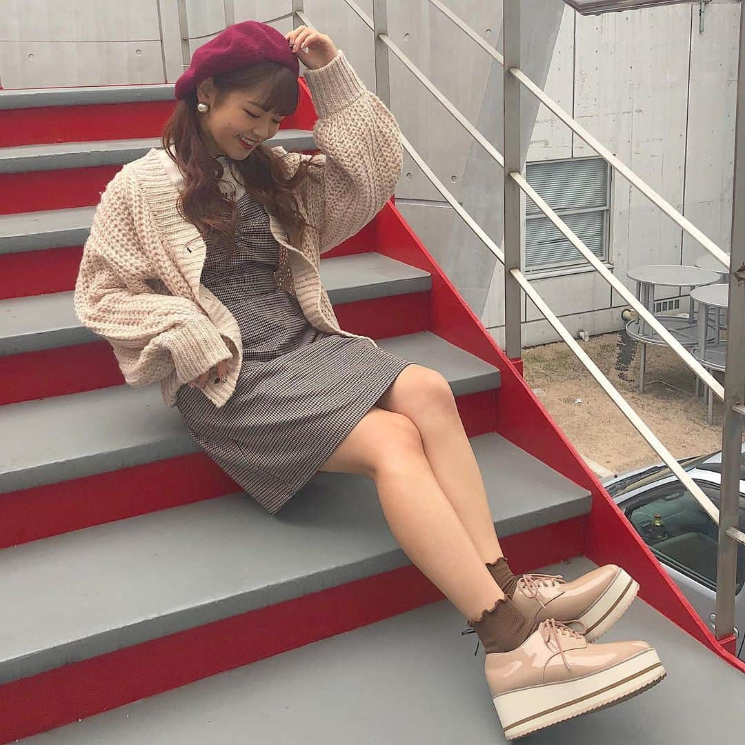 中村真凜さんのインスタグラム写真 - (中村真凜Instagram)「🥰🥰🥰 ・ Tops @emsexcite  one-piece @niceclaup_official_  cardigan @niceclaup_official_  hat @majesticlegon_official  shoes @niceclaup_official_  socks @wego_official ・ 久々のめろコーデ！NICE CLAUP尽くし❤️ 撮影者: しゅなたん💜」10月23日 19時42分 - marimero1121