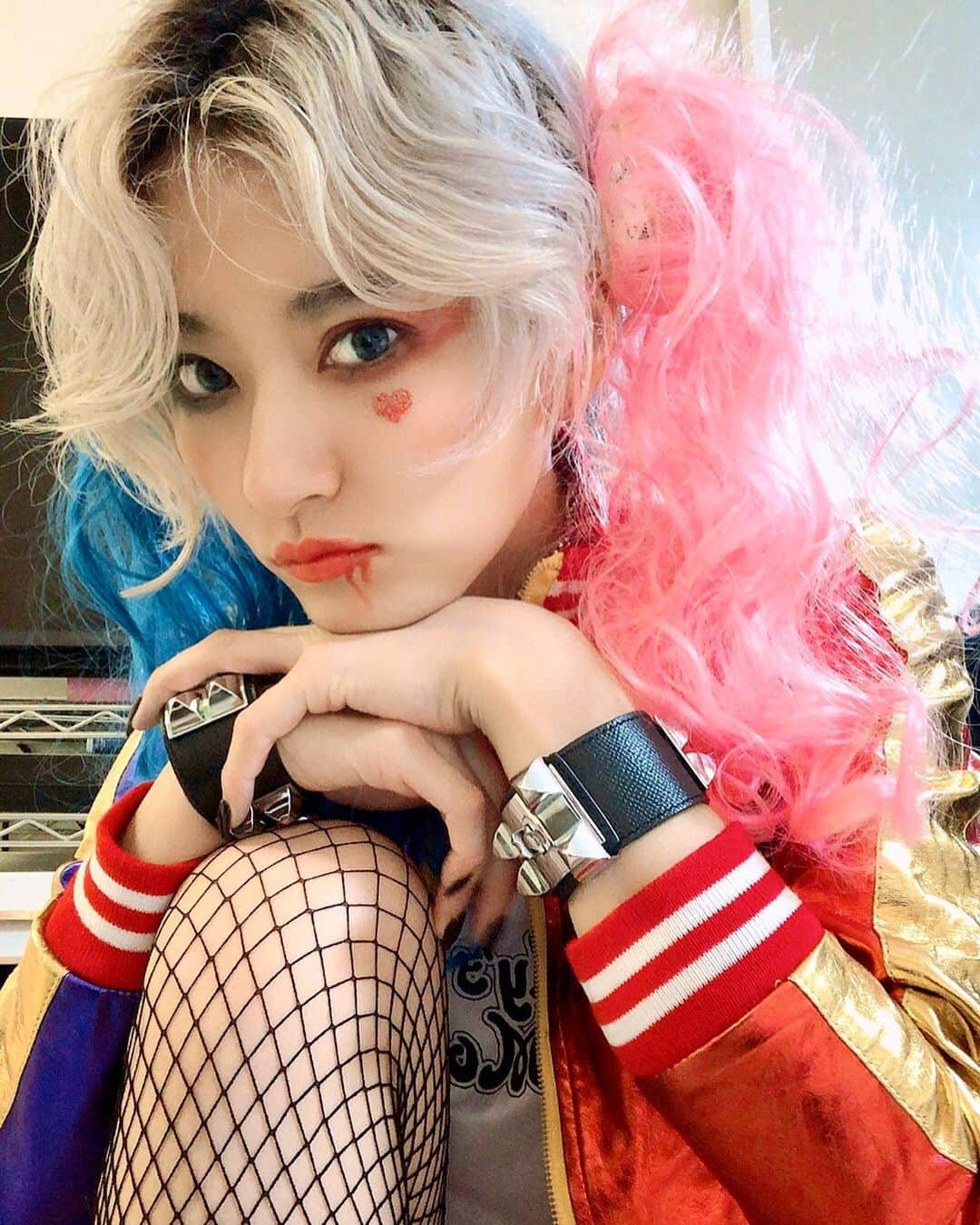 中川友里さんのインスタグラム写真 - (中川友里Instagram)「joker公開中やから2年ぶりにハーレークイン引っ張り出してきた🕊私のjokerどこーーー‼️プリンちゃーーん‼️🙄❤️がテーマ🤪🤪 ・ ・ エクステ貼ったからツインテ出来るしウィッグ付けれるし髪の毛強くなったなー😂😂昨年の今頃はブリーチと毎週カラーし過ぎて切れ毛だらけだったwwwナデル共同開発入って本当よかったと思う🤣😂🤣😂🤣」10月23日 19時44分 - darayunya