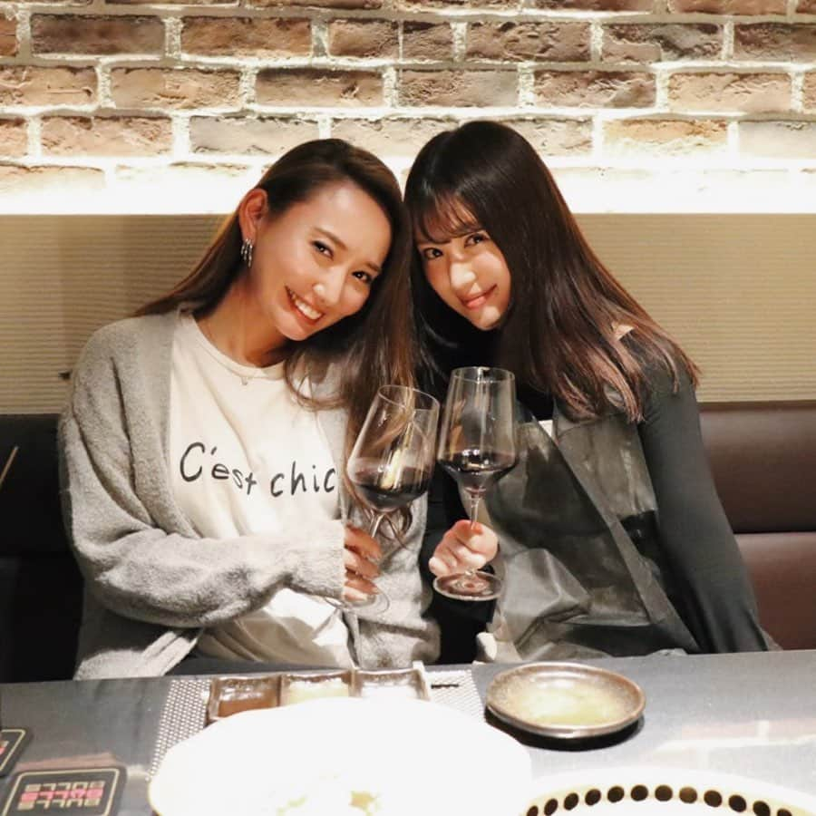 李 雨瀟さんのインスタグラム写真 - (李 雨瀟Instagram)「焼肉な夜🍷 . 週末にまいちゃんと焼肉へ♡ 麻布十番「bulls」へ行ってきたよ〜😊 . . ◆トリュフ香るユッケ ◆サーロインユッケ ◆プレミアムタン ◆トウガラシ ◆トモサンカク ◆フカヒレ土鍋ごはん . 色々食べたーっ❤️ . 生肉も美味しいし、味付けも私好みでした♡ 全席個室感があってデートとかにもオススメだよ☺️テラスでペットも連れてこれるので次はぷぷまると行きたいねっ✨ . @shinjukubulls . #新宿焼肉 #新宿ディナー #東京焼肉 #東京グルメ #焼肉bulls #麻布十番焼肉bulls #麻布十番 #焼肉」10月23日 19時45分 - yuisho_ri