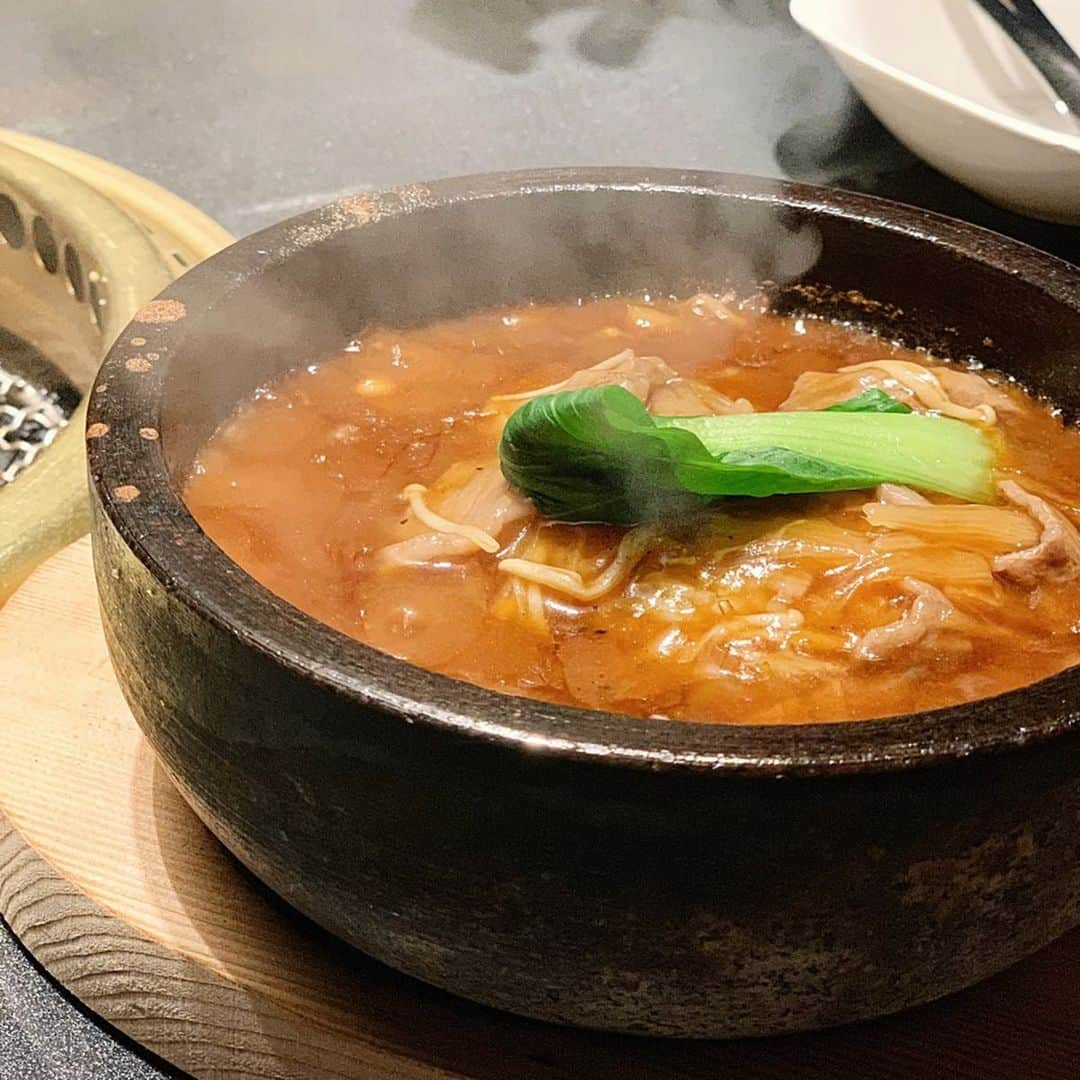 李 雨瀟さんのインスタグラム写真 - (李 雨瀟Instagram)「焼肉な夜🍷 . 週末にまいちゃんと焼肉へ♡ 麻布十番「bulls」へ行ってきたよ〜😊 . . ◆トリュフ香るユッケ ◆サーロインユッケ ◆プレミアムタン ◆トウガラシ ◆トモサンカク ◆フカヒレ土鍋ごはん . 色々食べたーっ❤️ . 生肉も美味しいし、味付けも私好みでした♡ 全席個室感があってデートとかにもオススメだよ☺️テラスでペットも連れてこれるので次はぷぷまると行きたいねっ✨ . @shinjukubulls . #新宿焼肉 #新宿ディナー #東京焼肉 #東京グルメ #焼肉bulls #麻布十番焼肉bulls #麻布十番 #焼肉」10月23日 19時45分 - yuisho_ri