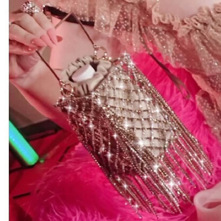 叶姉妹のインスタグラム：「ファビュラスな姉の💖スーパードリンクを入れるドリンクホルダー🦋✨✨ 私達の愛する大切な皆さん、 ごきげんいかがでしょうか🥰💖 あまりにも忙しく体調も崩しておりましたので更新するのがスローになり 私達の愛する皆さんに 寂しい想いをさせてしまったかもしれないですね。😢✨ 皆さんも、心と体、 くれぐれもご自愛くださいね🌹✨ #amazing #heavenly #バラの香り #蝶 #precious#fabulous #叶姉妹 #heaven #happy #ファビュラス #angel #宇宙 #コミケ #叶  #peace  #究極生命体#peaceful #至福 #幸運  #天使 #女神 #愛するあなたへ」