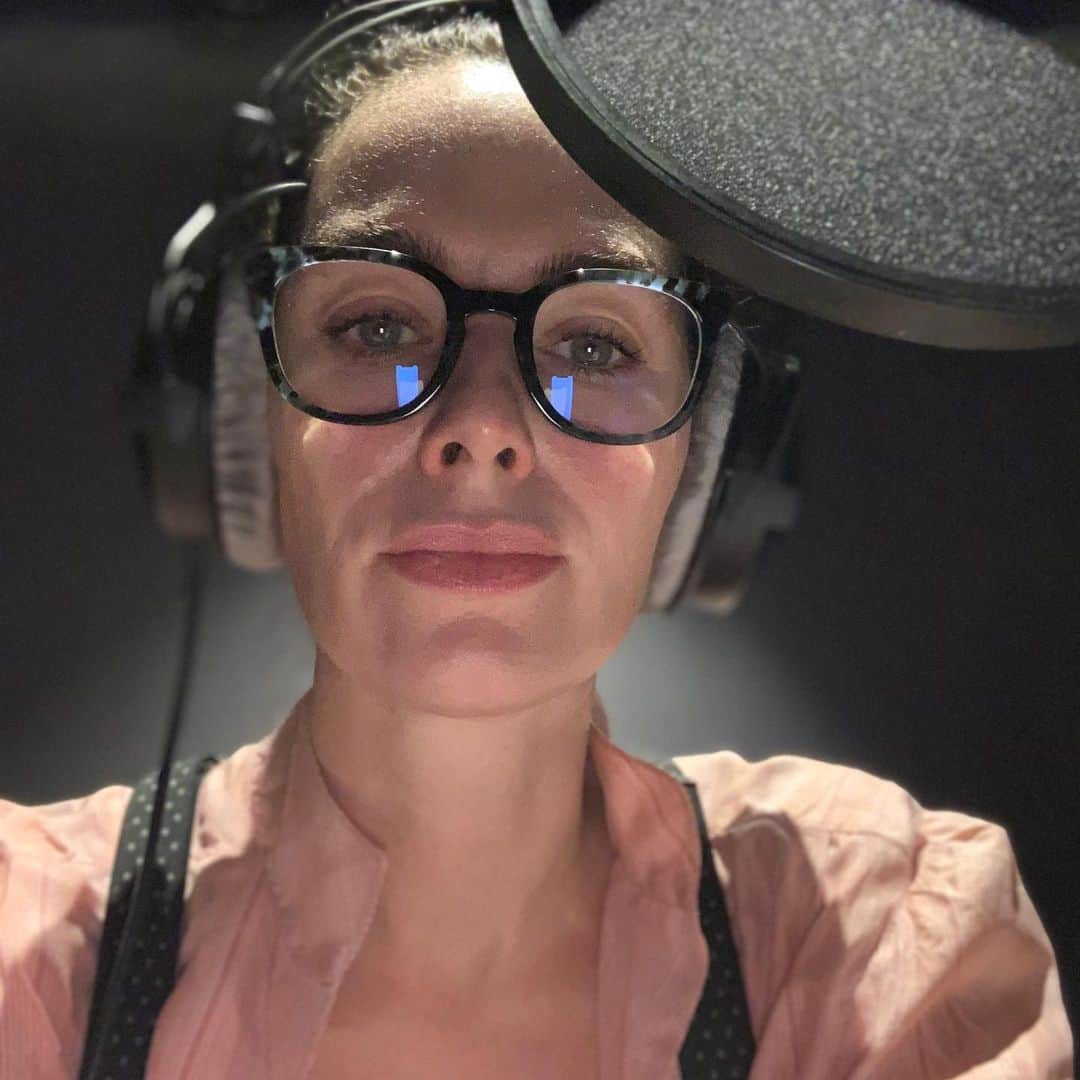 レナ・ヘディのインスタグラム：「They say a big forehead indicates intelligence.... I must be an undiscovered FUCKING ROCKET SCIENTIST 🤪👹」