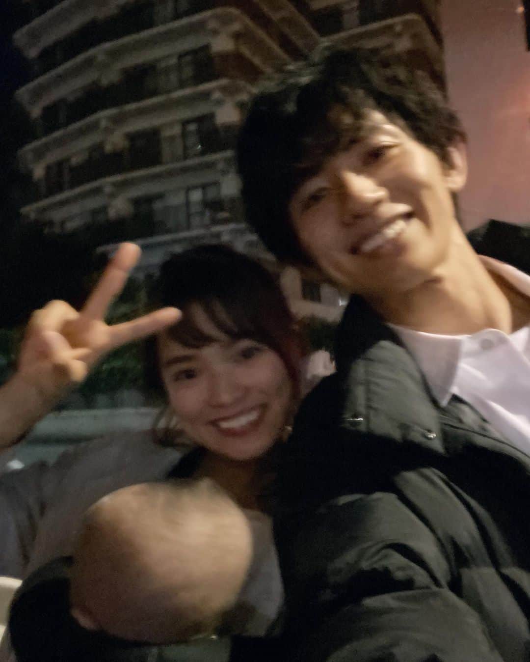 片山良平のインスタグラム：「10月22日で結婚して2年が経ちました✨出会ってもうすぐ10年🤭 . 本当にいつもお世話になりっぱなし。いつもありがとう😉 . これからもよろしくね😚 . #結婚記念日#結婚 #写真はブレてるぐらいがちょうどいいよね #躍動感でてるよね」