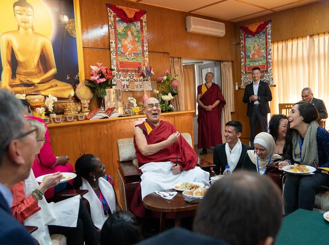 ダライ・ラマ14世のインスタグラム：「HHDL enjoying lunch with young people from conflict areas on the first day of their Dialogue with Youth Peacebuilders organised by the United States Institute of Peace at his residence in Dharamsala, HP, India on October 23, 2019. Photo by Tenzin Choejor #dalailama」