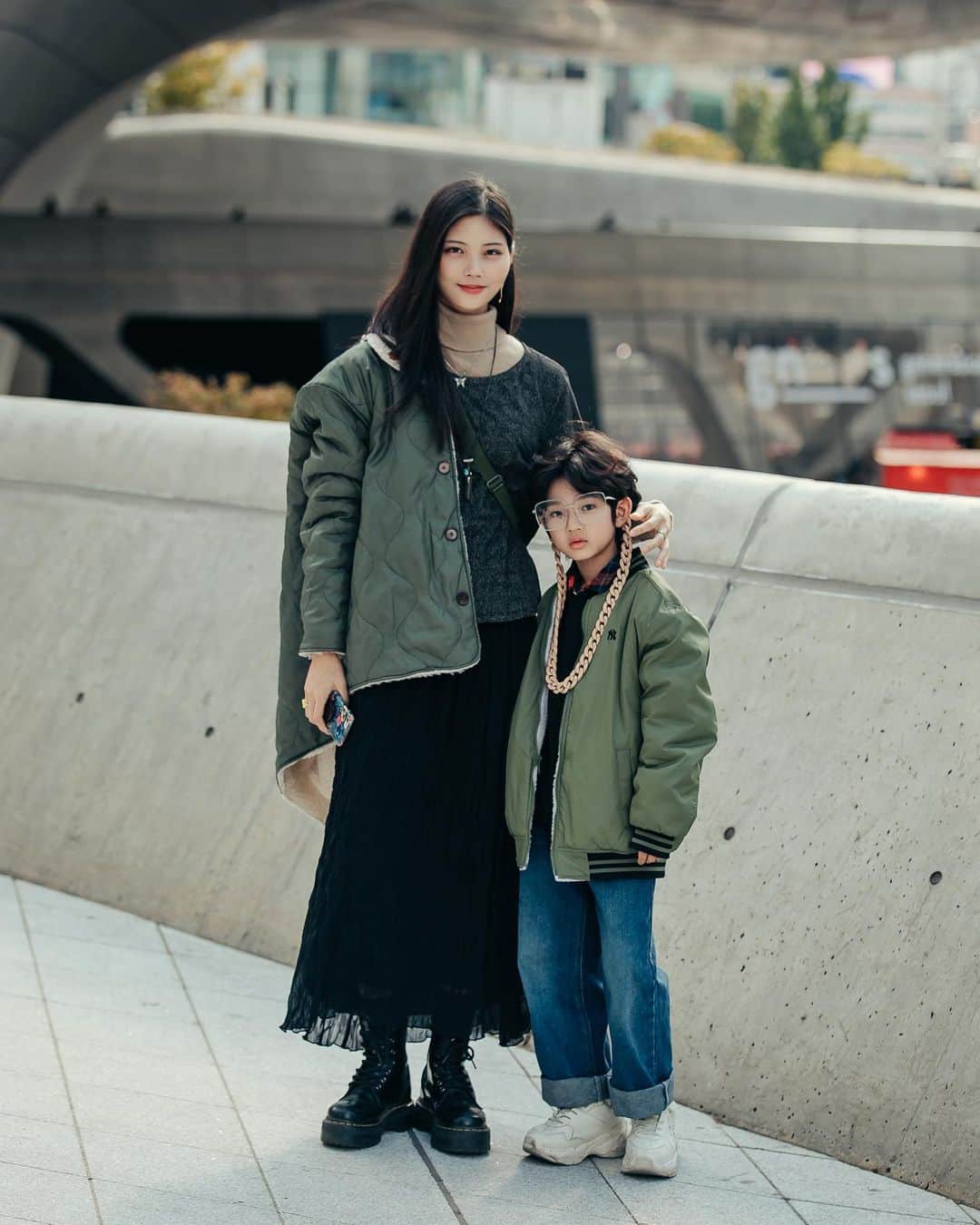 가로수길 , Seoulのインスタグラム：「SFW Street Fashion Style Thx @jooyeri 🔥🔥 이모랑 조카랑 놀러 나왔어욘 ㅎㅎ」