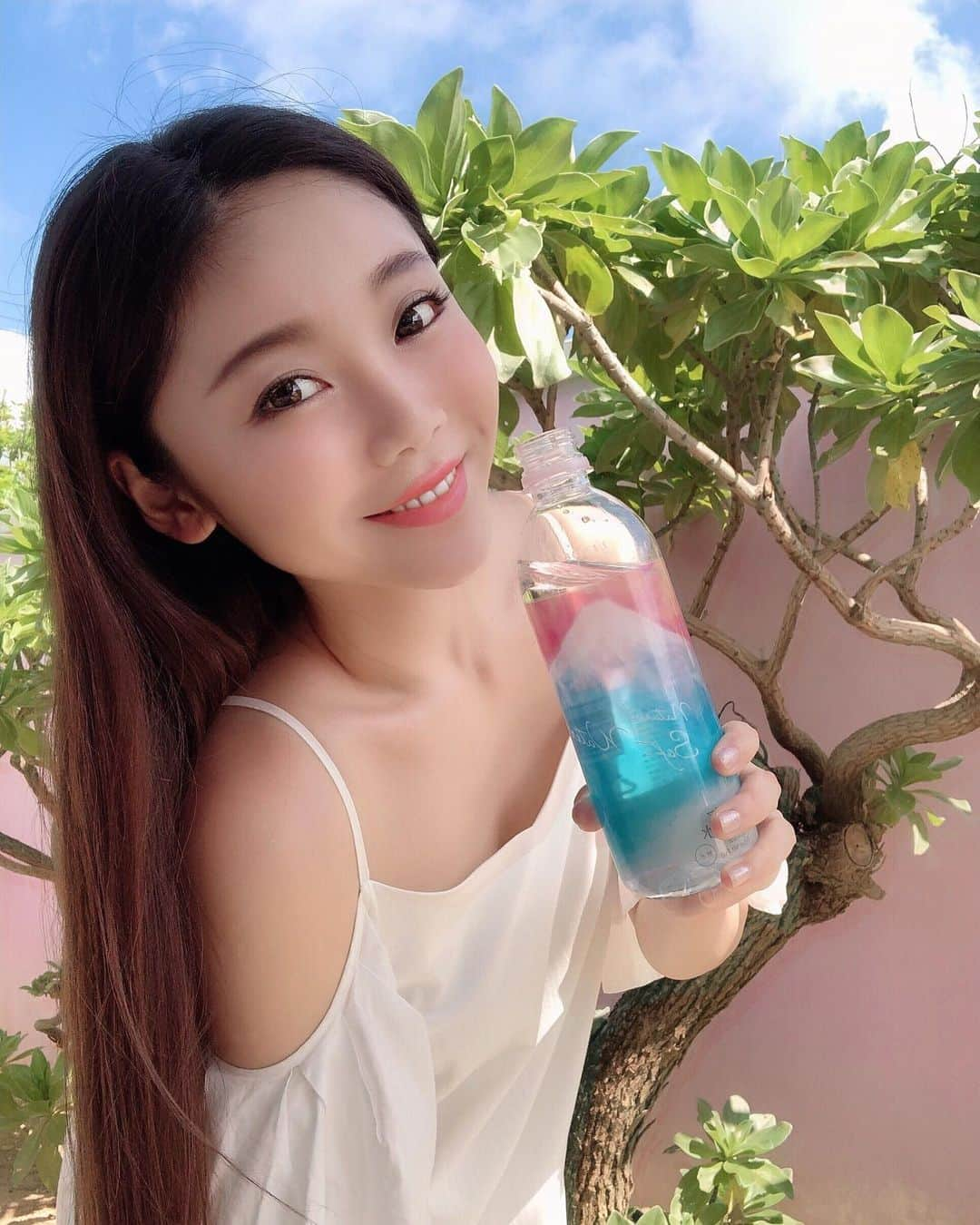 庄子智愉さんのインスタグラム写真 - (庄子智愉Instagram)「あついお暇のオトモ☀️☀️☀️ . . パッケージがNewmyuカラーでかわいい;)♡ と見た目に惹かれたけれど、 ただの映えるお水じゃなかった:) . 水を水素原子レベルまで解離をさせた、プラズマ解離水💧 水素原子は、身体をサビさせる原因と言われている "活性酸素"の排出を促してくれるので、 もはやアンチエイジングウォーターです💭 . 施術後も、体液循環を促すために "明るいうちにお水をたくさん飲んでください" とお願いしています💆🏼‍♀️ わたし自身ももっとこまめに 良質なお水を摂ろうと思い直しました:)🌸 . . #お水は万能サプリ #プラズマ解離水 #plasma_kairisui #細胞を潤す水 #解離水 #乾燥肌 #熱中症 #エイジングケア #デトックス #pr @plasma_kairisui .」10月23日 20時12分 - lilymyu