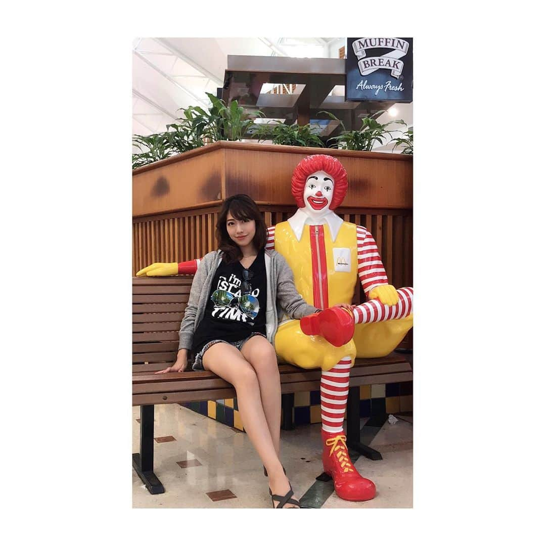 小野寺結衣さんのインスタグラム写真 - (小野寺結衣Instagram)「・﻿ 🍟👄🍔🥤🍟👄🍔🥤﻿ ﻿ ﻿ with ドナルドマクドナルド🤡﻿ #joker を観てから頭から離れなくて﻿ もはやドナルドを見るだけで思い出しちゃう。﻿ ﻿ ﻿ やっぱりポテトはマックが1番好き👑﻿ ハンバーガーは小さい頃から﻿ てりやきかダブルチーズバーガー。﻿ ﻿ ハンバーガーって食べた直後は﻿ もう暫くいいかなぁーと思うのに翌日には﻿ またすぐ食べたくなるから不思議です🤤﻿ ﻿ ﻿ ﻿ #mcdonalds #RonaldMcDonald #supersizeme や #ファウンダーハンバーガー帝国のヒミツ などの映画を観ていると驚くことが﻿ 沢山🤫🎞 #thefounder﻿ #🍔 #🍟 クッキー&クリームの #三角チョコパイ 美味しかったなぁ﻿ #humburger のお供は必ず #コカコーラ ﻿ #cherrycoke が恋しい‥🍒」10月23日 20時13分 - yui_onodera0831