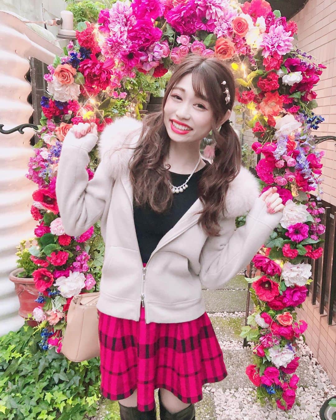 高橋里彩子さんのインスタグラム写真 - (高橋里彩子Instagram)「撮影のときに来たカフェが可愛かったぁ♥﻿ ﻿ 写真は @erinko0315 ちゃんに撮ってもらって﻿ えりんこちゃんに選んでもらった✿*:･ﾟ﻿ ﻿ ﻿ えりんこちゃんありがとう😋💕﻿ 撮影楽しかったぁ😂💘💘﻿ ﻿ ﻿ ﻿ ここは﻿ 代官山と恵比寿の間にある「ラブレー」﻿ っていう女子会に大人気なフレンチレストランだよ〜♡﻿ ﻿ 代官山駅から徒歩3分、﻿ 恵比寿駅から徒歩5分というアクセス抜群な場所🌟﻿ ﻿ 知らないと通り過ぎちゃうようなところにあるよ🤣💗﻿ ﻿ 可愛いところだった(˶ᵔᵕᵔ˶)♡﻿ 女子会にピッタリ💗﻿ ﻿ ﻿ 久々にツインテールした⸜( ´ᐞ` )⸝﻿ ﻿ ちょっとガーリー過ぎたかな？って思った😂🌸﻿ ﻿ ﻿ でもたまーにやりたくなる₍ᐢ. ̫.ᐢ₎♡﻿ ﻿ ﻿ ⸜❤︎⸝〜𝚌𝚘𝚍𝚎〜⸜❤︎⸝﻿ ﻿ ﻿ ❥トップス﻿ #17kg ﻿ ﻿ ❥ファーパーカー﻿ #apuweiserriche ﻿ ﻿ ❥スカート﻿ #onespo﻿ ﻿ ❥ブーツ﻿ #夢展望﻿ ﻿ ﻿ ﻿ ﻿ ﻿ #アプワイザーリッシェ #ワンスポ #韓国ファッション #韓国コーデ #韓国服 #韓国ファッションコーデ #韓国ファッショントレンド #韓国トレンド #オルチャンファッション韓国好きと繋がりたい  #カフェ巡り #オルチャンメディア #大人コーデ #秋冬コーデ #きれいめコーデ #ロングブーツ #ロングブーツコーデ #ミニスカート #ミニスカートコーデ #チェックミニスカート #ファーコート #パーカーコーデ #ガーリーコーデ #いいね返し #ツインテール」10月23日 20時18分 - konkonwanwan