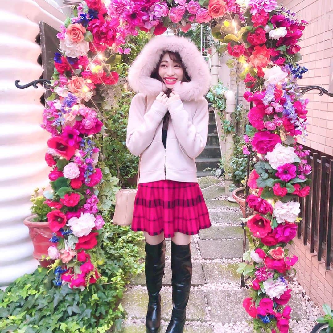 高橋里彩子さんのインスタグラム写真 - (高橋里彩子Instagram)「撮影のときに来たカフェが可愛かったぁ♥﻿ ﻿ 写真は @erinko0315 ちゃんに撮ってもらって﻿ えりんこちゃんに選んでもらった✿*:･ﾟ﻿ ﻿ ﻿ えりんこちゃんありがとう😋💕﻿ 撮影楽しかったぁ😂💘💘﻿ ﻿ ﻿ ﻿ ここは﻿ 代官山と恵比寿の間にある「ラブレー」﻿ っていう女子会に大人気なフレンチレストランだよ〜♡﻿ ﻿ 代官山駅から徒歩3分、﻿ 恵比寿駅から徒歩5分というアクセス抜群な場所🌟﻿ ﻿ 知らないと通り過ぎちゃうようなところにあるよ🤣💗﻿ ﻿ 可愛いところだった(˶ᵔᵕᵔ˶)♡﻿ 女子会にピッタリ💗﻿ ﻿ ﻿ 久々にツインテールした⸜( ´ᐞ` )⸝﻿ ﻿ ちょっとガーリー過ぎたかな？って思った😂🌸﻿ ﻿ ﻿ でもたまーにやりたくなる₍ᐢ. ̫.ᐢ₎♡﻿ ﻿ ﻿ ⸜❤︎⸝〜𝚌𝚘𝚍𝚎〜⸜❤︎⸝﻿ ﻿ ﻿ ❥トップス﻿ #17kg ﻿ ﻿ ❥ファーパーカー﻿ #apuweiserriche ﻿ ﻿ ❥スカート﻿ #onespo﻿ ﻿ ❥ブーツ﻿ #夢展望﻿ ﻿ ﻿ ﻿ ﻿ ﻿ #アプワイザーリッシェ #ワンスポ #韓国ファッション #韓国コーデ #韓国服 #韓国ファッションコーデ #韓国ファッショントレンド #韓国トレンド #オルチャンファッション韓国好きと繋がりたい  #カフェ巡り #オルチャンメディア #大人コーデ #秋冬コーデ #きれいめコーデ #ロングブーツ #ロングブーツコーデ #ミニスカート #ミニスカートコーデ #チェックミニスカート #ファーコート #パーカーコーデ #ガーリーコーデ #いいね返し #ツインテール」10月23日 20時18分 - konkonwanwan