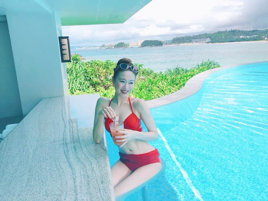 寿春花果さんのインスタグラム写真 - (寿春花果Instagram)「グアバジュース🍹  敷地内に沢山のプール♪全て入りたいと、1日中プールを満喫した沖縄旅行✈️ こちらは、大人だけのプール♡ プールにBar♥️ #プール」10月23日 20時23分 - hanaka_yu