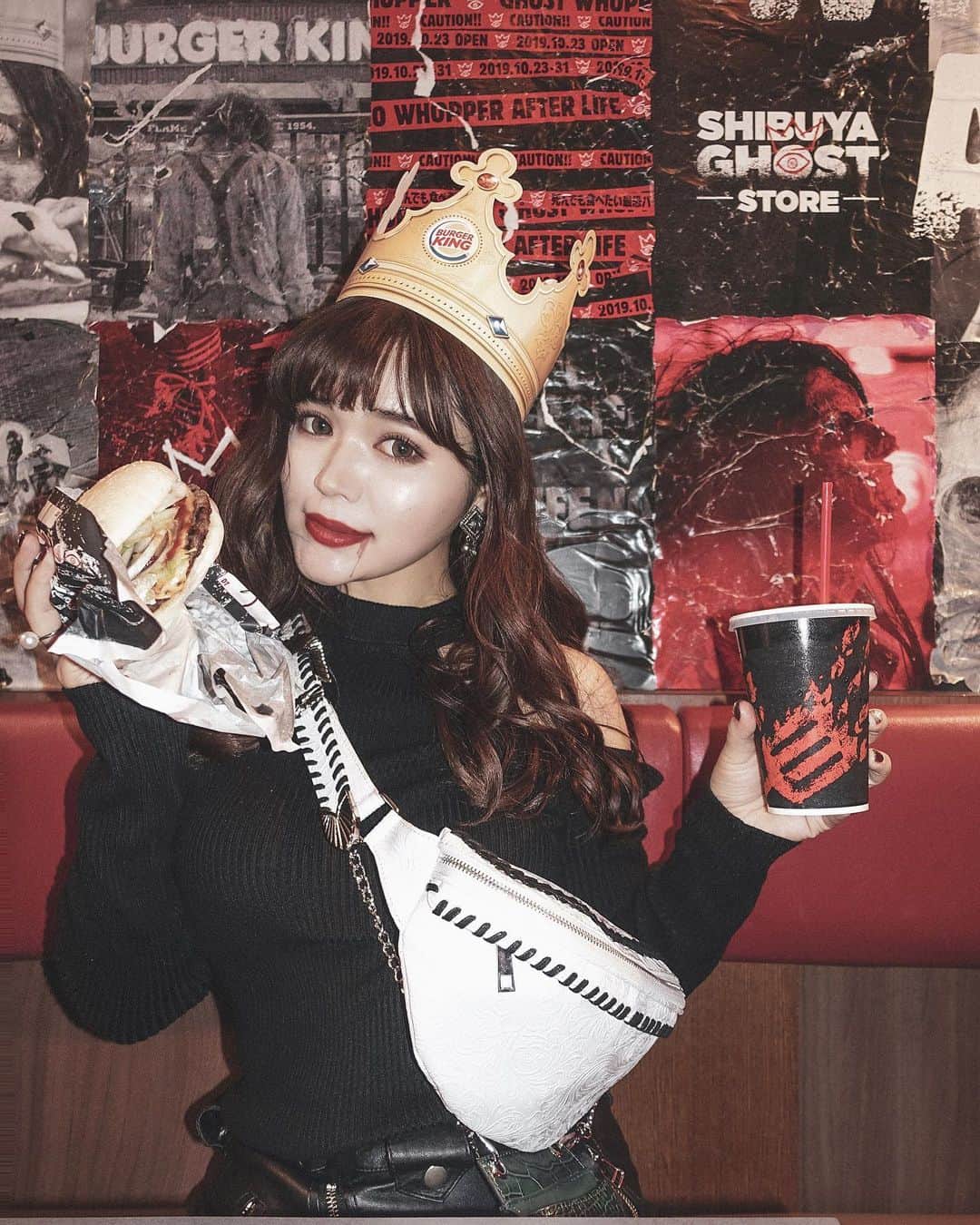 junko onagi ／小梛準子さんのインスタグラム写真 - (junko onagi ／小梛準子Instagram)「︎ㅤㅤㅤㅤㅤ ︎ㅤㅤㅤㅤㅤ ︎ㅤㅤㅤㅤㅤ  BURGER KING HALLOWEEN 👻🍔!! ︎ㅤㅤㅤㅤㅤ バーガーキングのSHIBUYA GHOST STOREの プレオープニングパーティーにご招待頂き 白いバンズのGHOST WHOPPERを頂きました💯❤︎ ︎ㅤㅤㅤㅤㅤ  10/22〜31 は店内をゾンビキャストが 練り歩くそうで…🧟‍♂️!!! お店自体もハロウィン仕様になっているので 是非期間中に行ってみてほしい🤣 夜行くの本当怖いw  #burgerking #バーガーキング #halloween #ハロウィン #ハロウィンメイク #ゾンビ #ゾンビメイク #バーガーキング渋谷 #バーガーキングハロウィン」10月23日 20時28分 - jnco0417