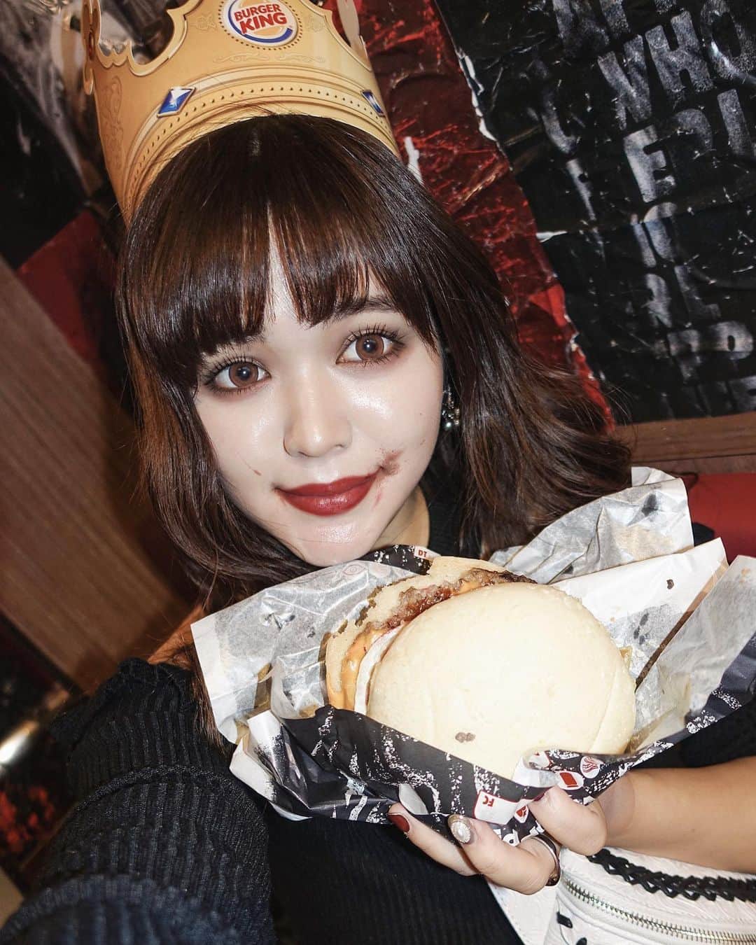 junko onagi ／小梛準子さんのインスタグラム写真 - (junko onagi ／小梛準子Instagram)「︎ㅤㅤㅤㅤㅤ ︎ㅤㅤㅤㅤㅤ ︎ㅤㅤㅤㅤㅤ  BURGER KING HALLOWEEN 👻🍔!! ︎ㅤㅤㅤㅤㅤ バーガーキングのSHIBUYA GHOST STOREの プレオープニングパーティーにご招待頂き 白いバンズのGHOST WHOPPERを頂きました💯❤︎ ︎ㅤㅤㅤㅤㅤ  10/22〜31 は店内をゾンビキャストが 練り歩くそうで…🧟‍♂️!!! お店自体もハロウィン仕様になっているので 是非期間中に行ってみてほしい🤣 夜行くの本当怖いw  #burgerking #バーガーキング #halloween #ハロウィン #ハロウィンメイク #ゾンビ #ゾンビメイク #バーガーキング渋谷 #バーガーキングハロウィン」10月23日 20時28分 - jnco0417